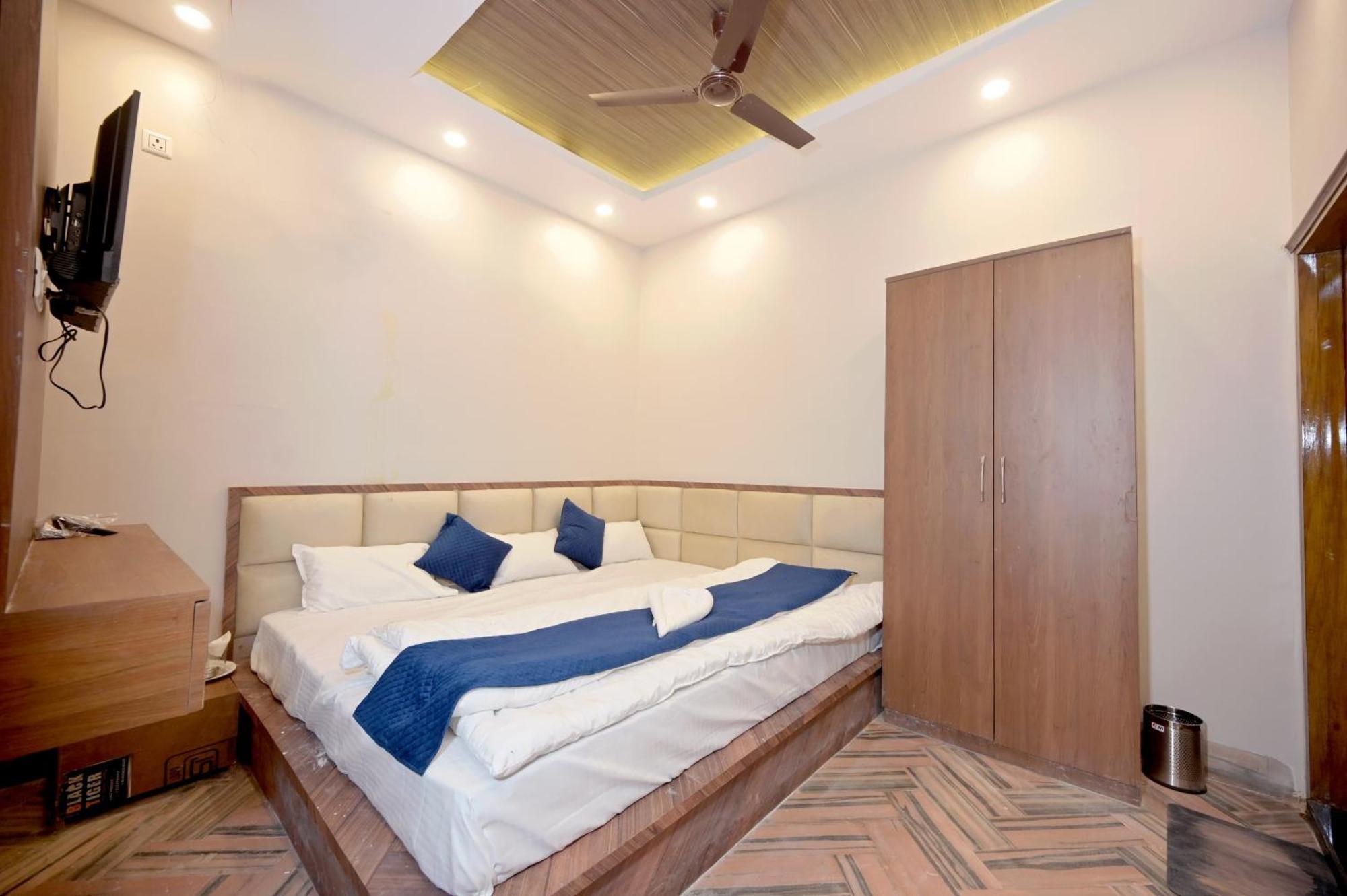 Hotel Char Dham Palace Varanasi