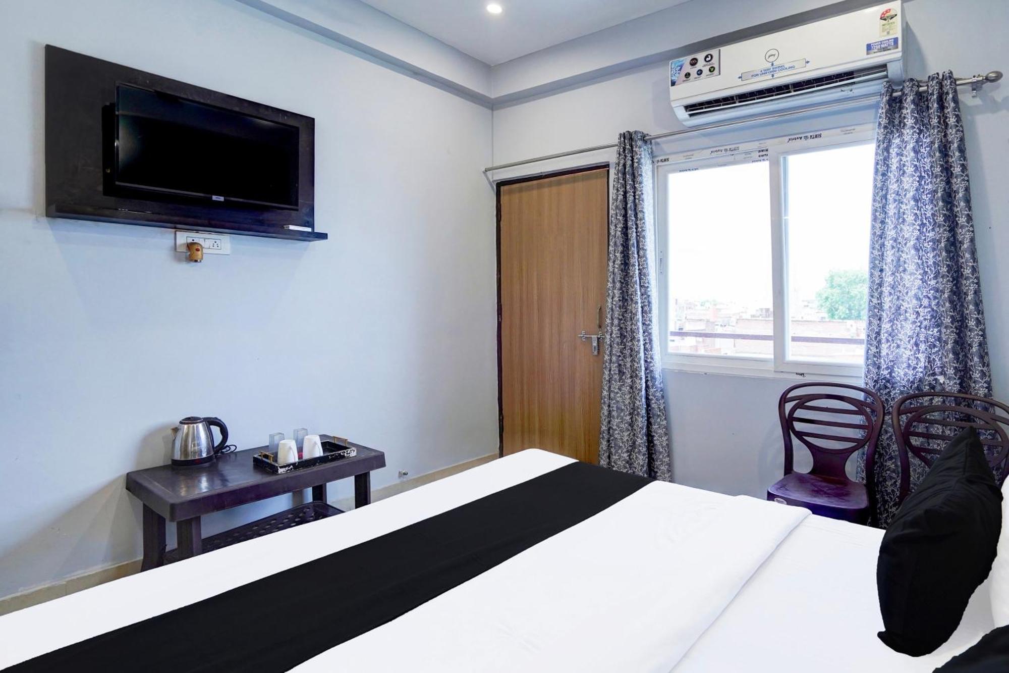 Hotel Super O Blw Kakarmatta Near Banaras Junction 4*