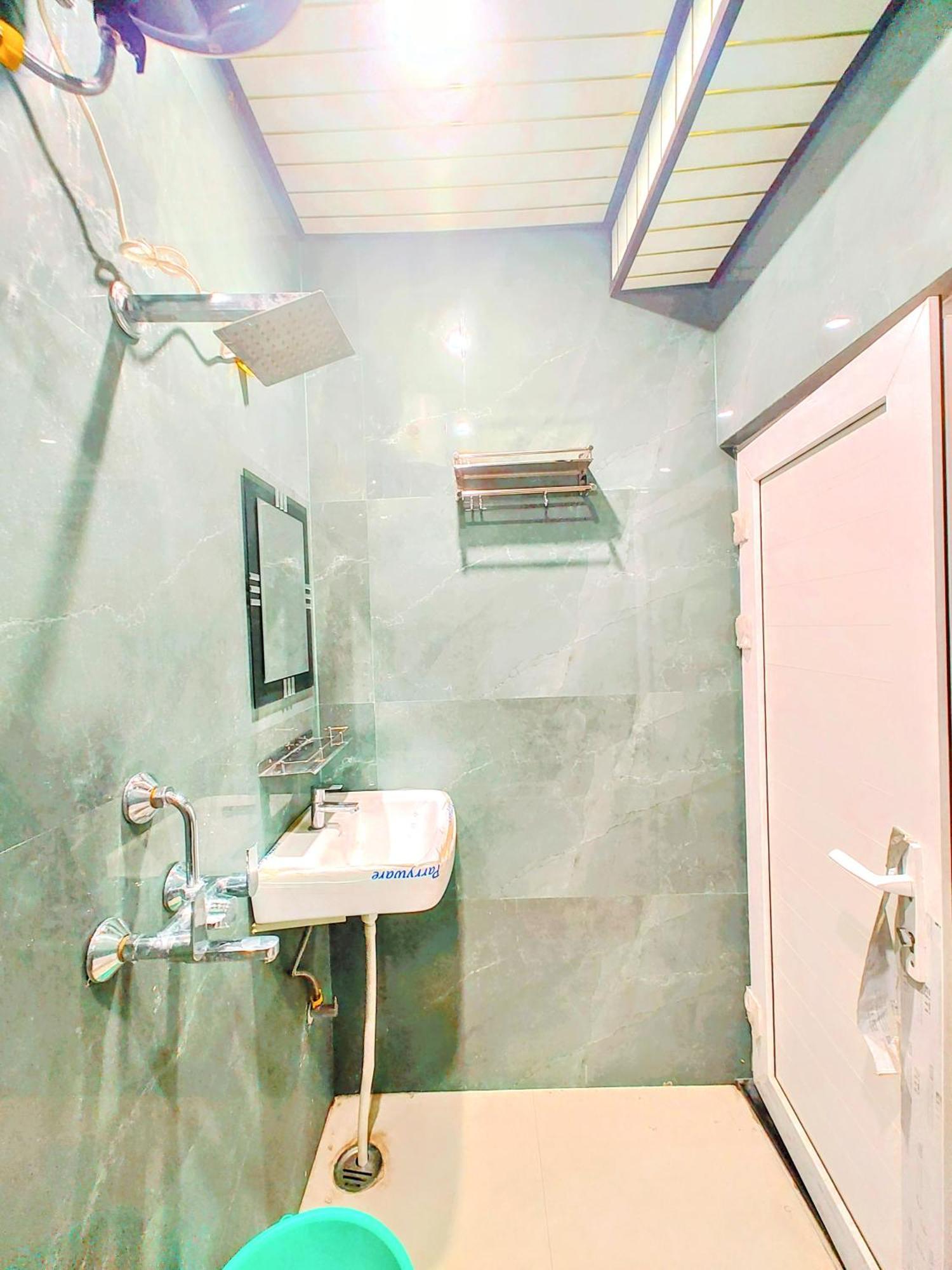 Hotel R K 700 Mtr From Kashi Vishwanath Temple Varanasi
