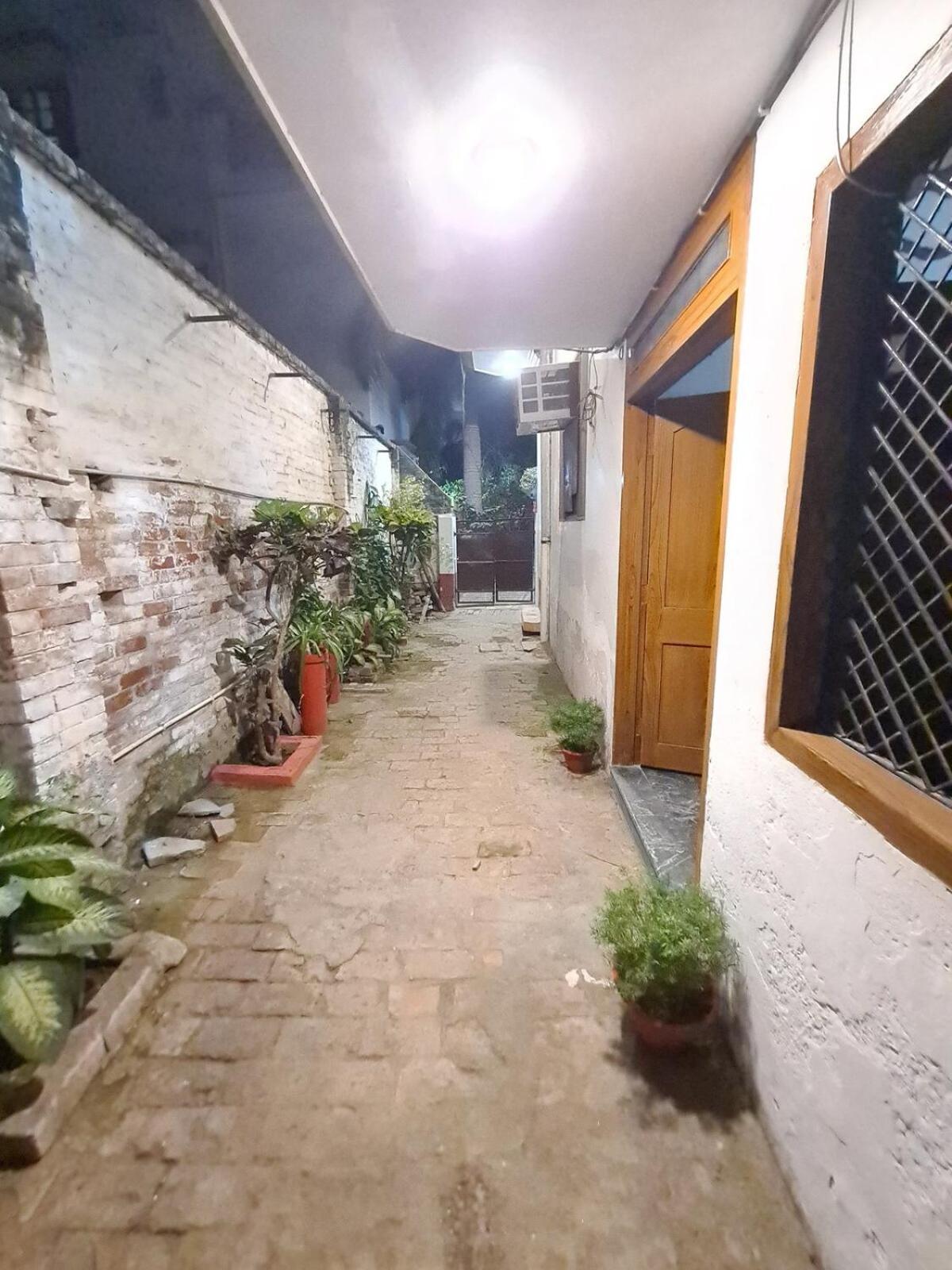 Apartment Singhasth 2bhk In Heart Of Jagatganj Benaras
