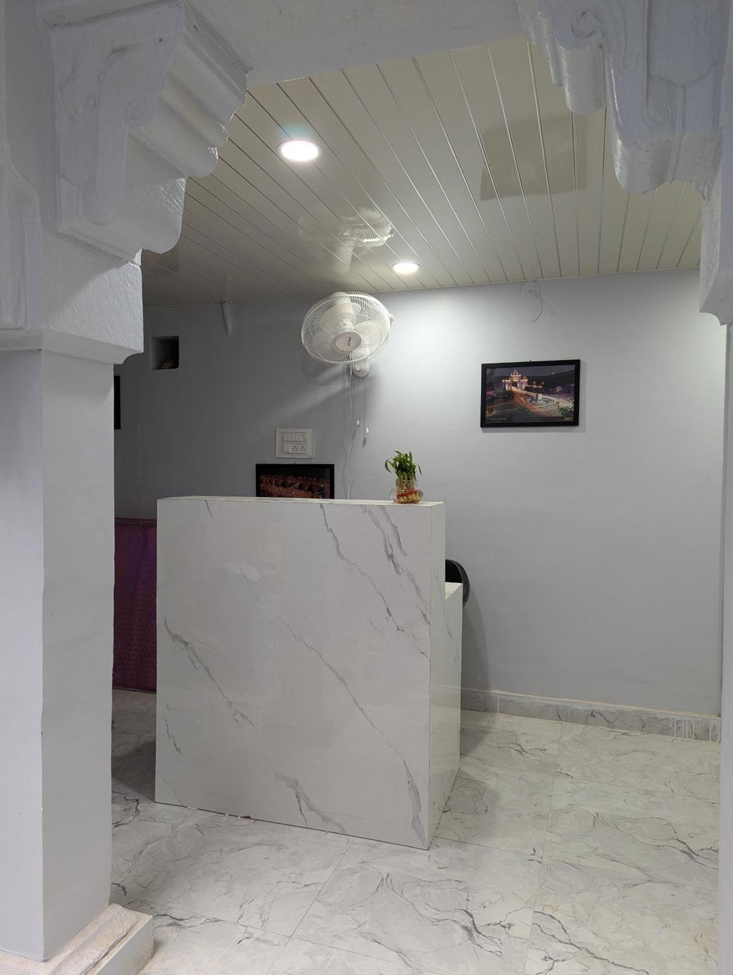 Meenakshi Guest house *