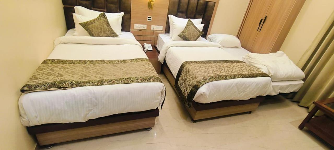 Square Hotel- Parking , Lift Hotel Varanasi