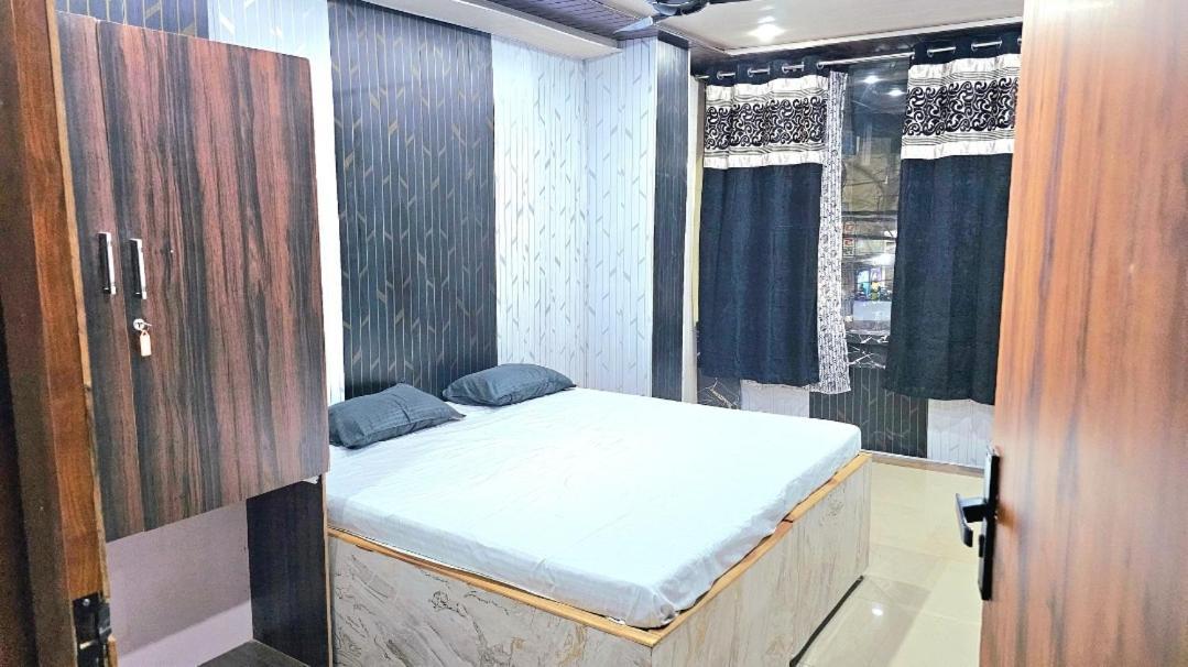 Heritage Heaven 1 Black * Varanasi