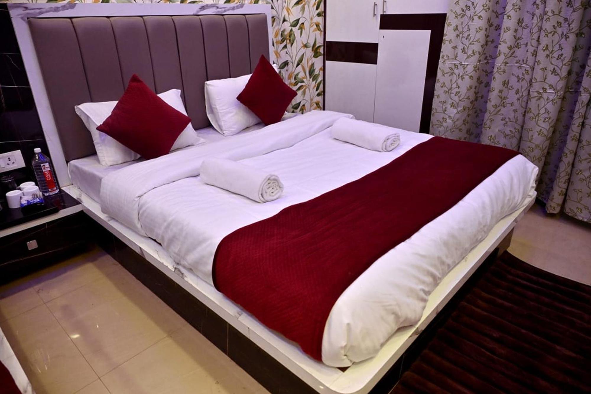 Indra Hotel 2*