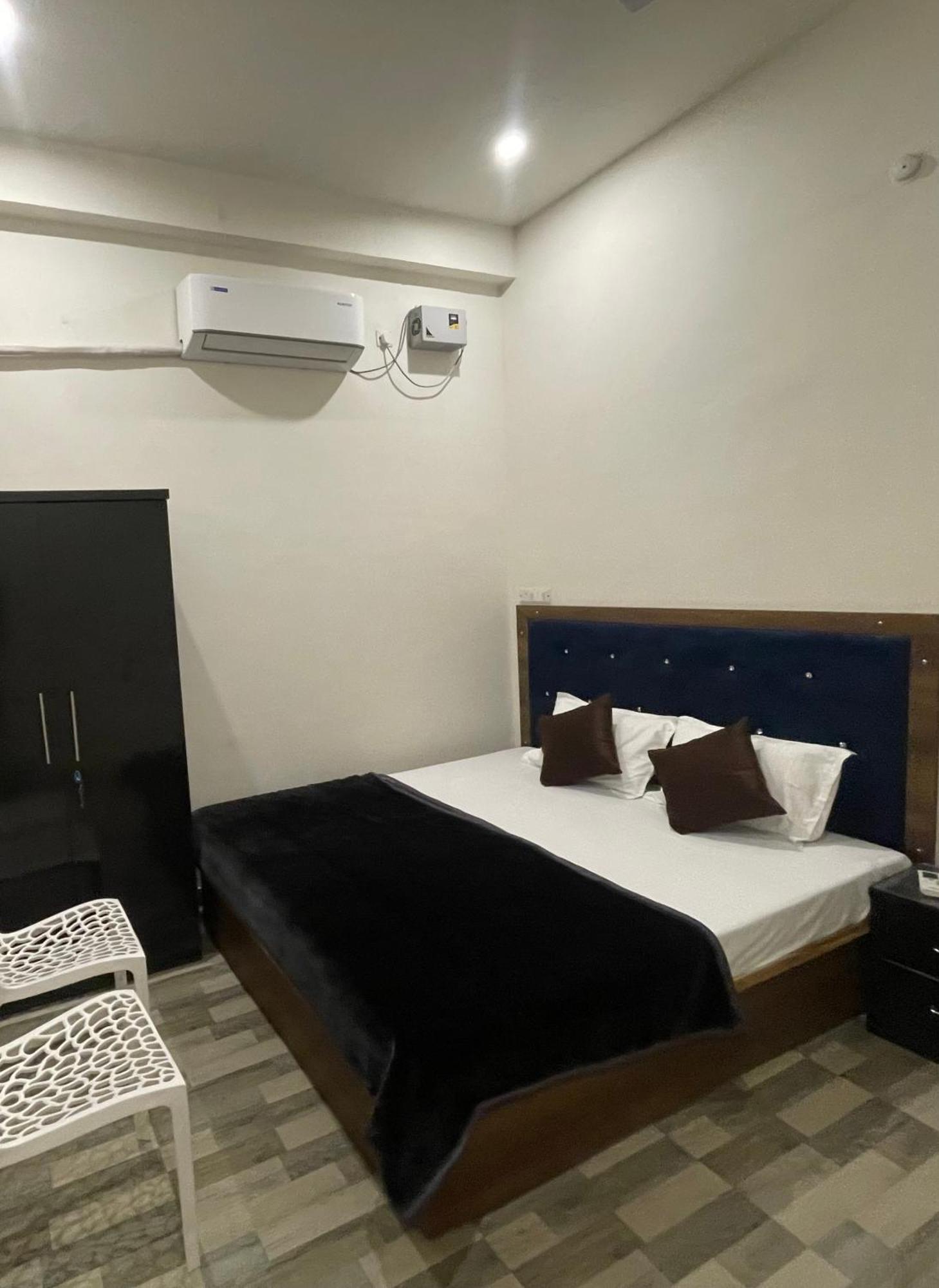 Tridev Near Railway Station & 2km From Kashi Vishwanath Temple *
