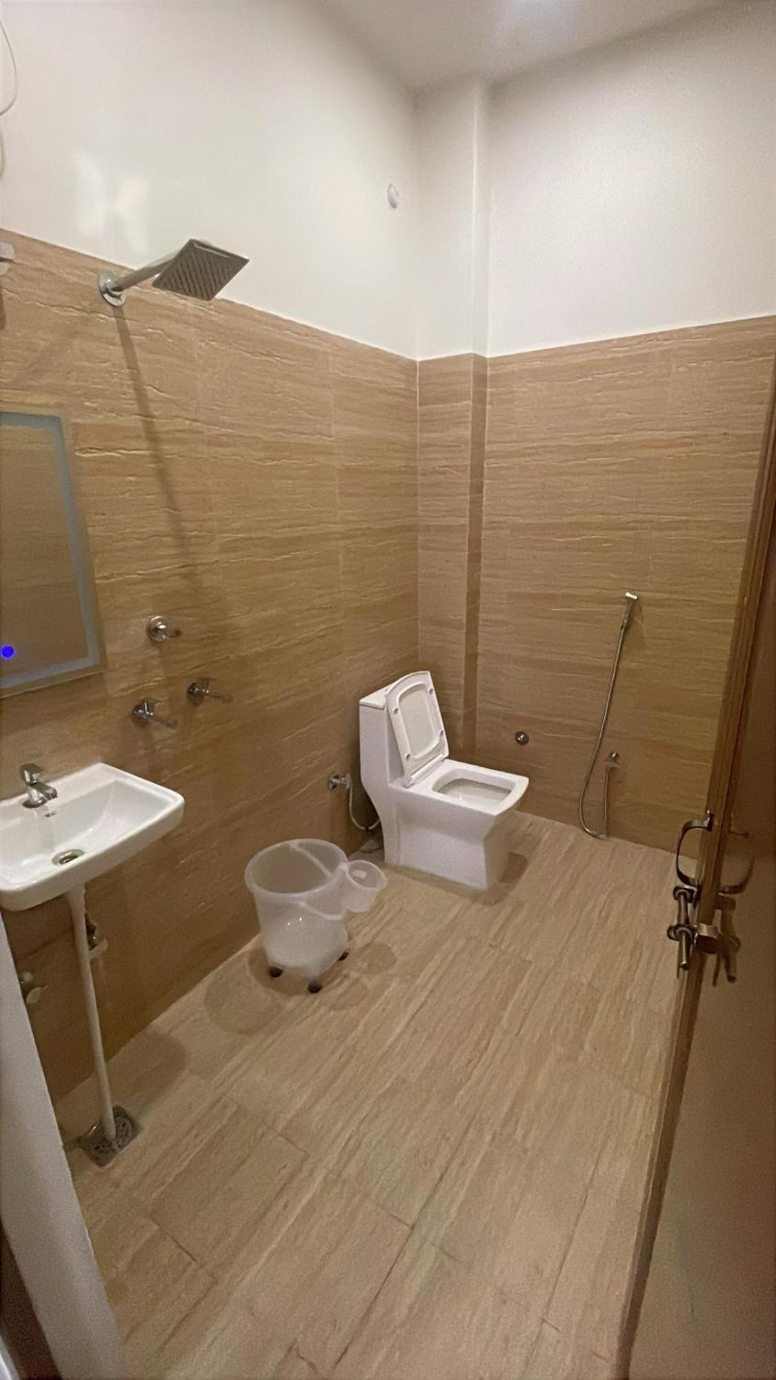 Tridev Near Railway Station & 2km From Kashi Vishwanath Temple Guest house *