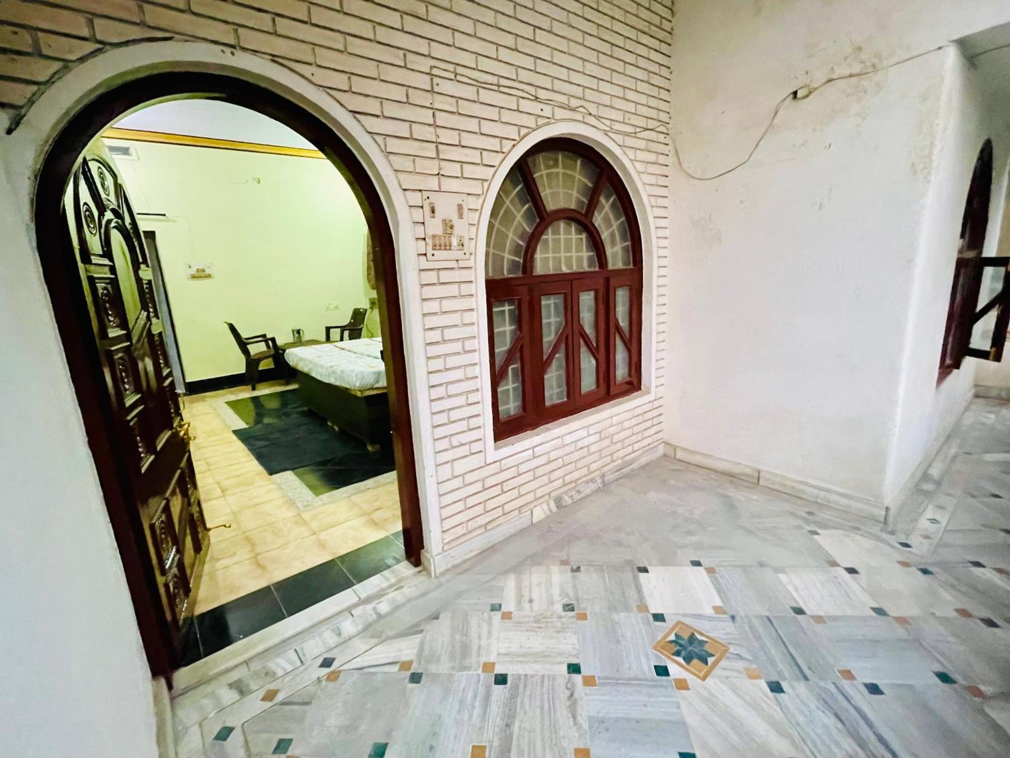 Guest house Tridev Near Railway Station & 2km From Kashi Vishwanath Temple