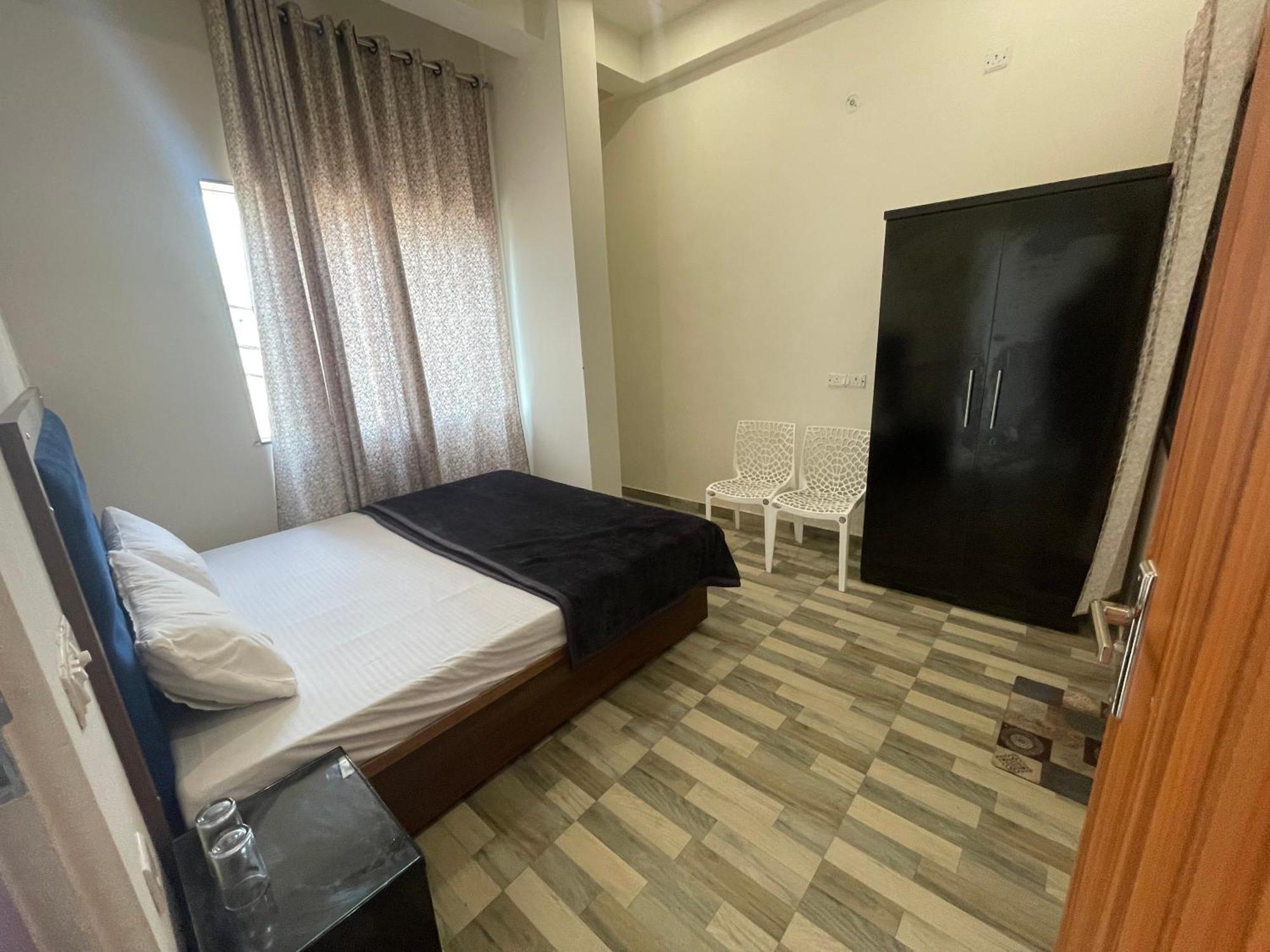Tridev Near Railway Station & 2km From Kashi Vishwanath Temple Guest house *