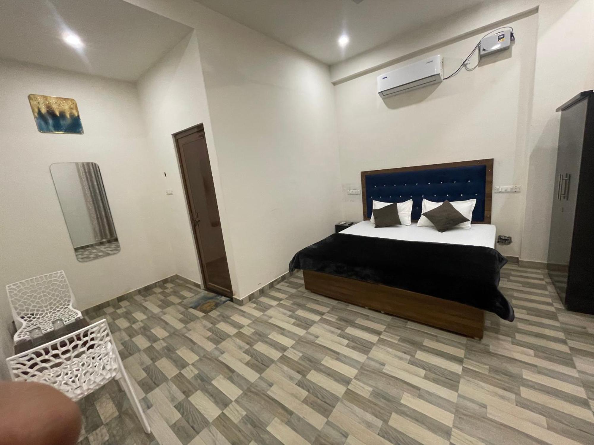 Guest house Tridev Near Railway Station & 2km From Kashi Vishwanath Temple *