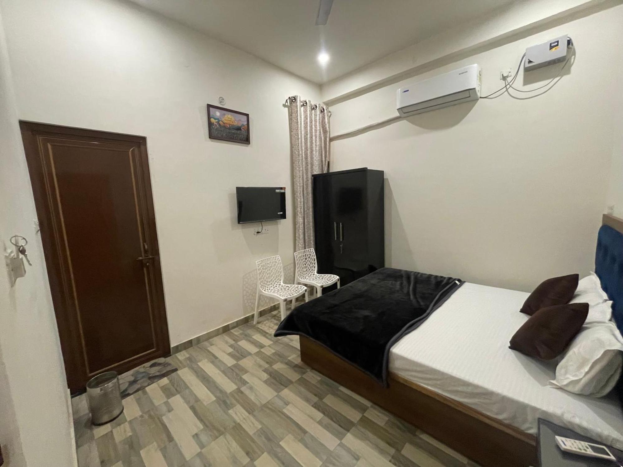 Tridev Near Railway Station & 2km From Kashi Vishwanath Temple Varanasi