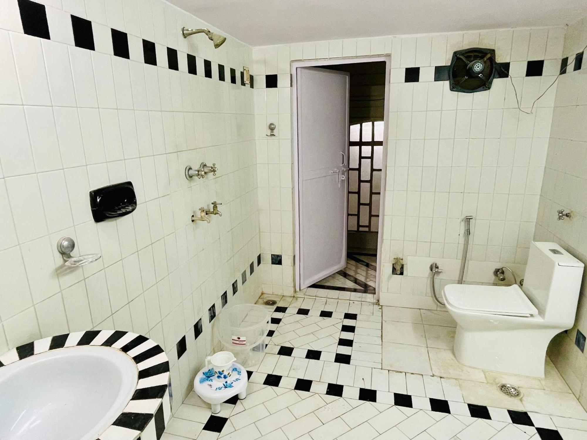 Guest house Tridev Near Railway Station & 2km From Kashi Vishwanath Temple Varanasi