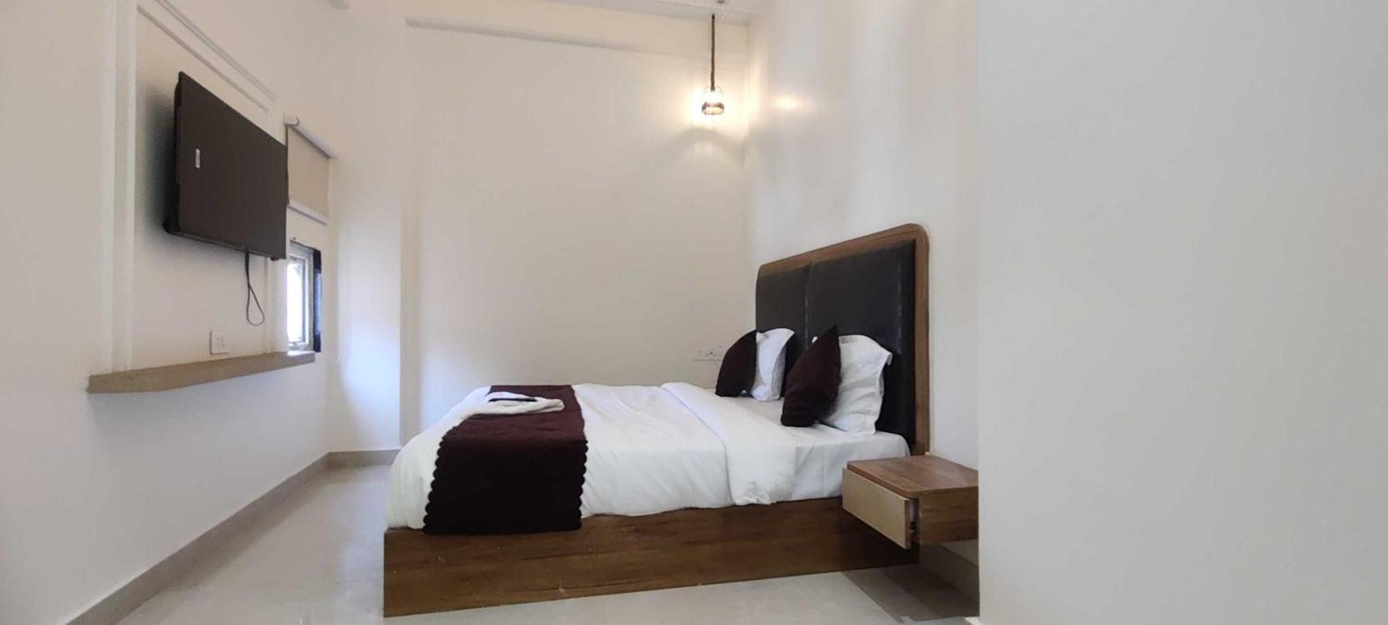 Townhouse Lahartara Railway Bridge Near Bus Stop Hotel 2*