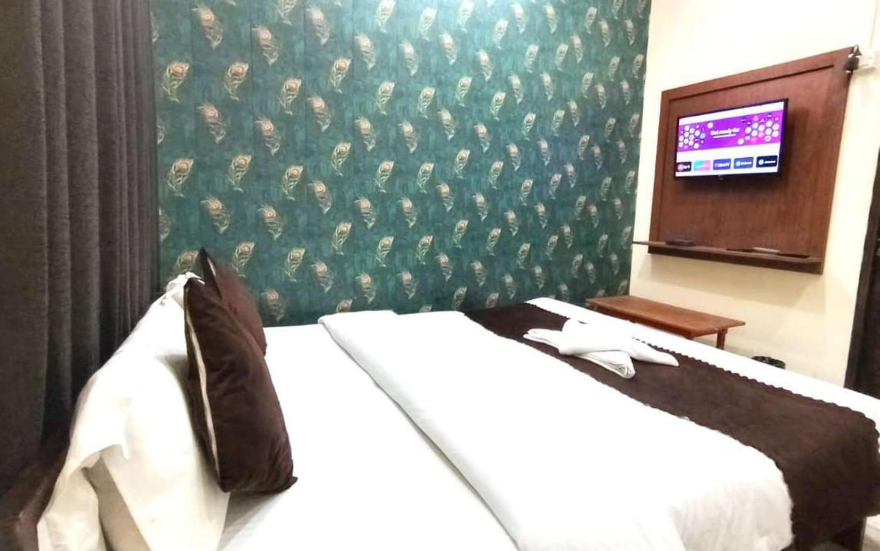 Indra Hotel 2*