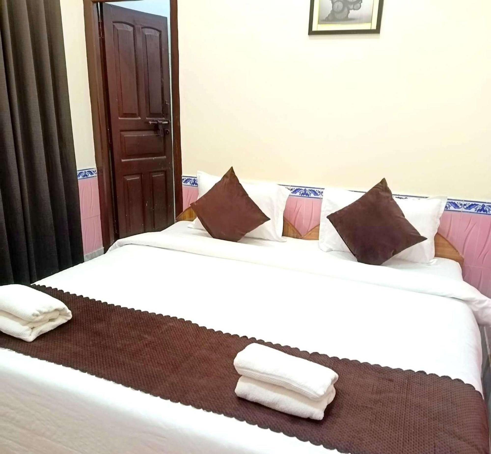Indra Hotel 2*