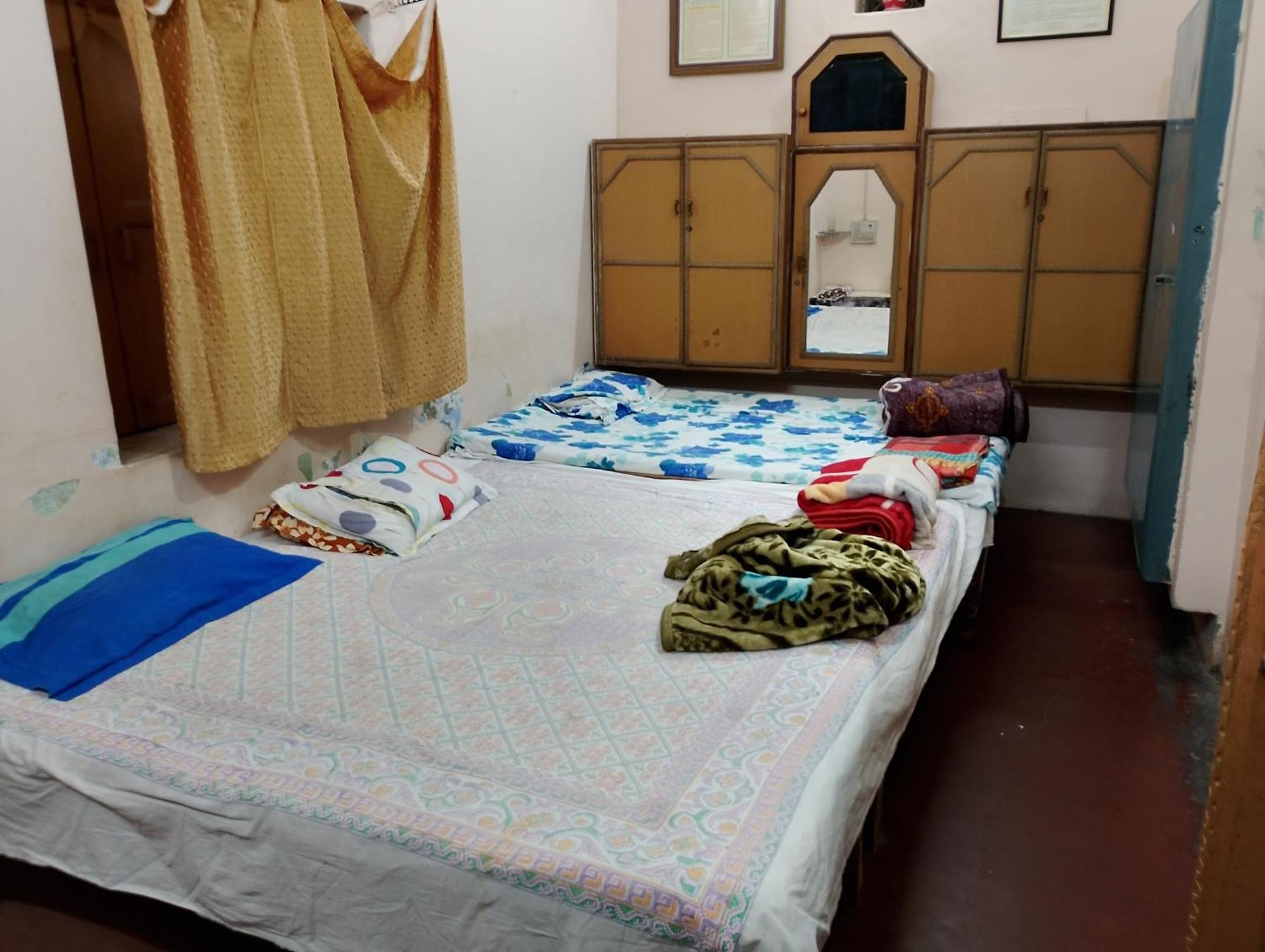 Roshni Paying Guest house *