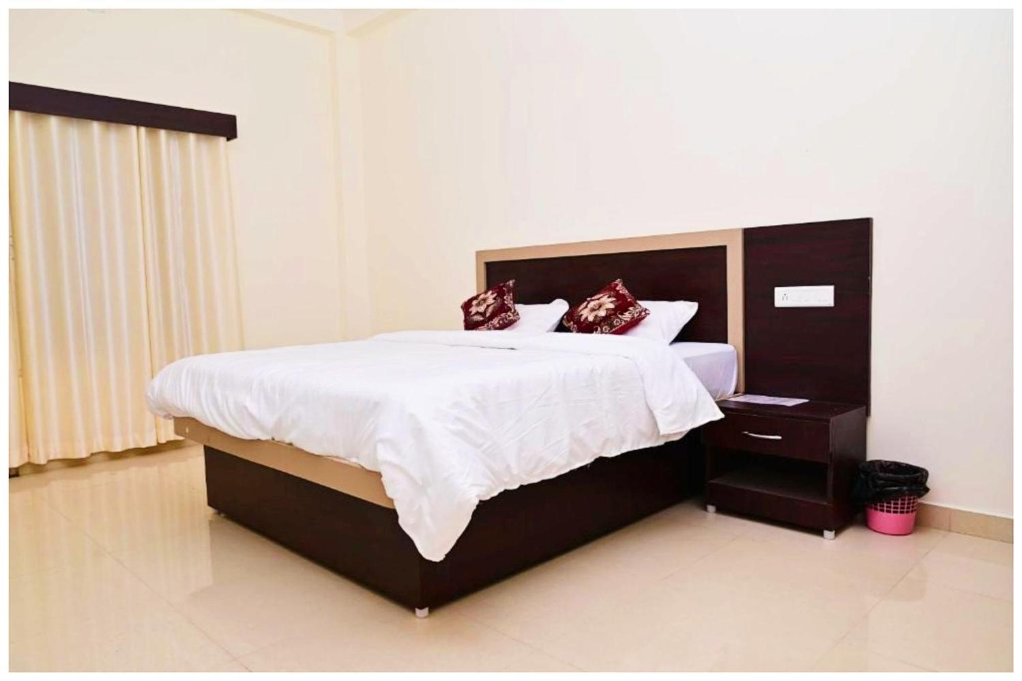 Nath # Palace Near Kashi Vishwanath Temple - Free Public Parking And Wifi Facilities - Air Conditioning 4*