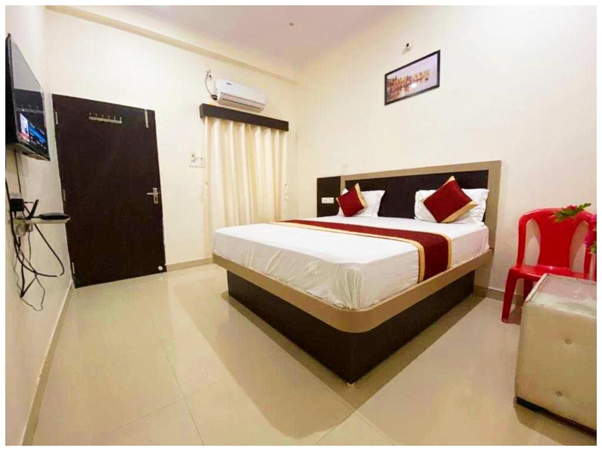 Nath # Palace Near Kashi Vishwanath Temple - Free Public Parking And Wifi Facilities - Air Conditioning Hotel Varanasi