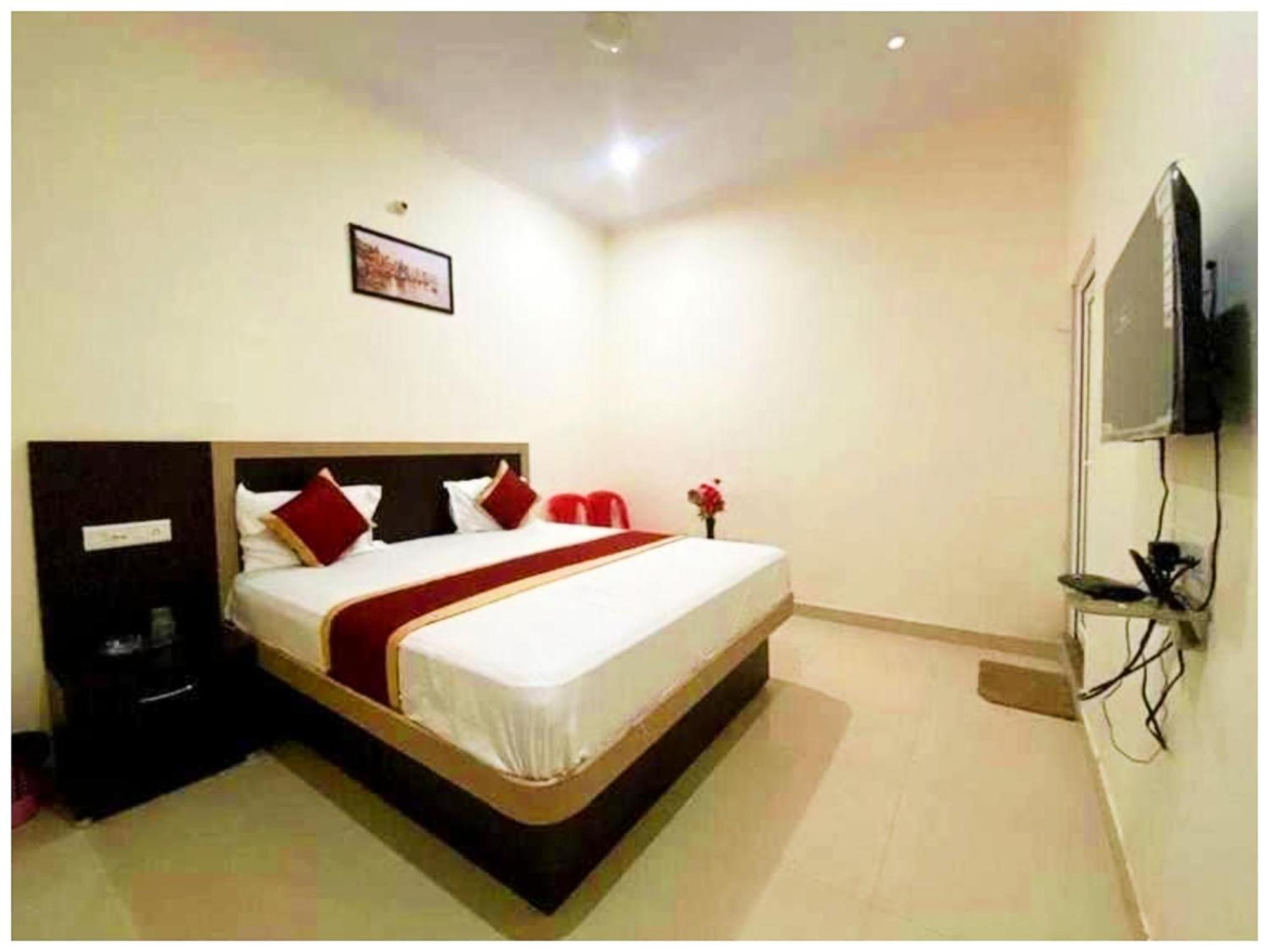 Nath # Palace Near Kashi Vishwanath Temple - Free Public Parking And Wifi Facilities - Air Conditioning 4*