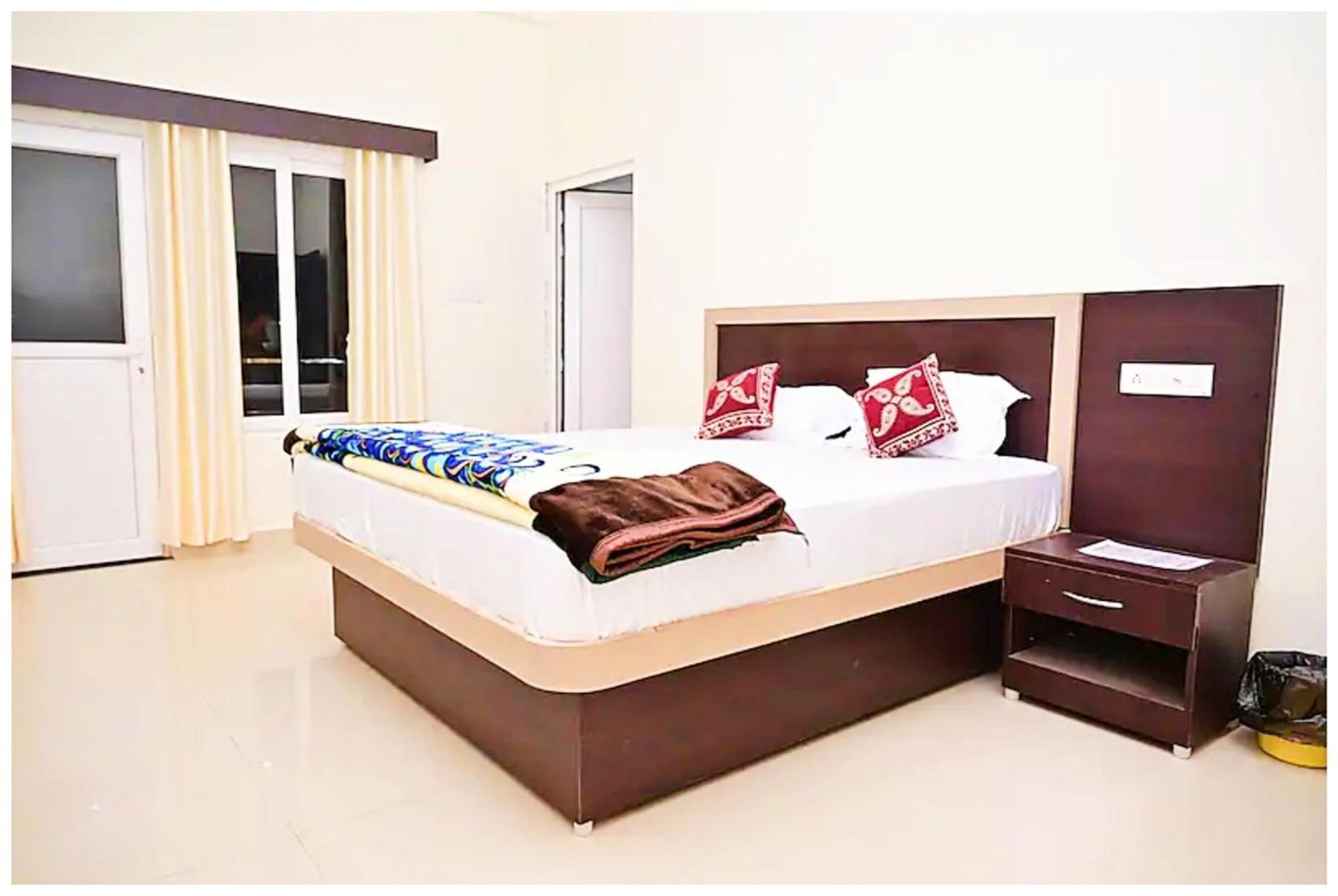 Nath # Palace Near Kashi Vishwanath Temple - Free Public Parking And Wifi Facilities - Air Conditioning