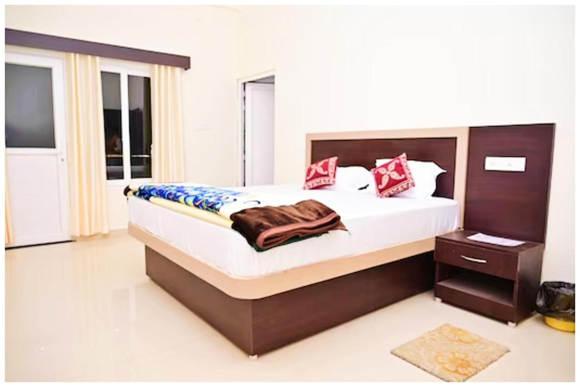 Hotel Nath # Palace Near Kashi Vishwanath Temple - Free Public Parking And Wifi Facilities - Air Conditioning