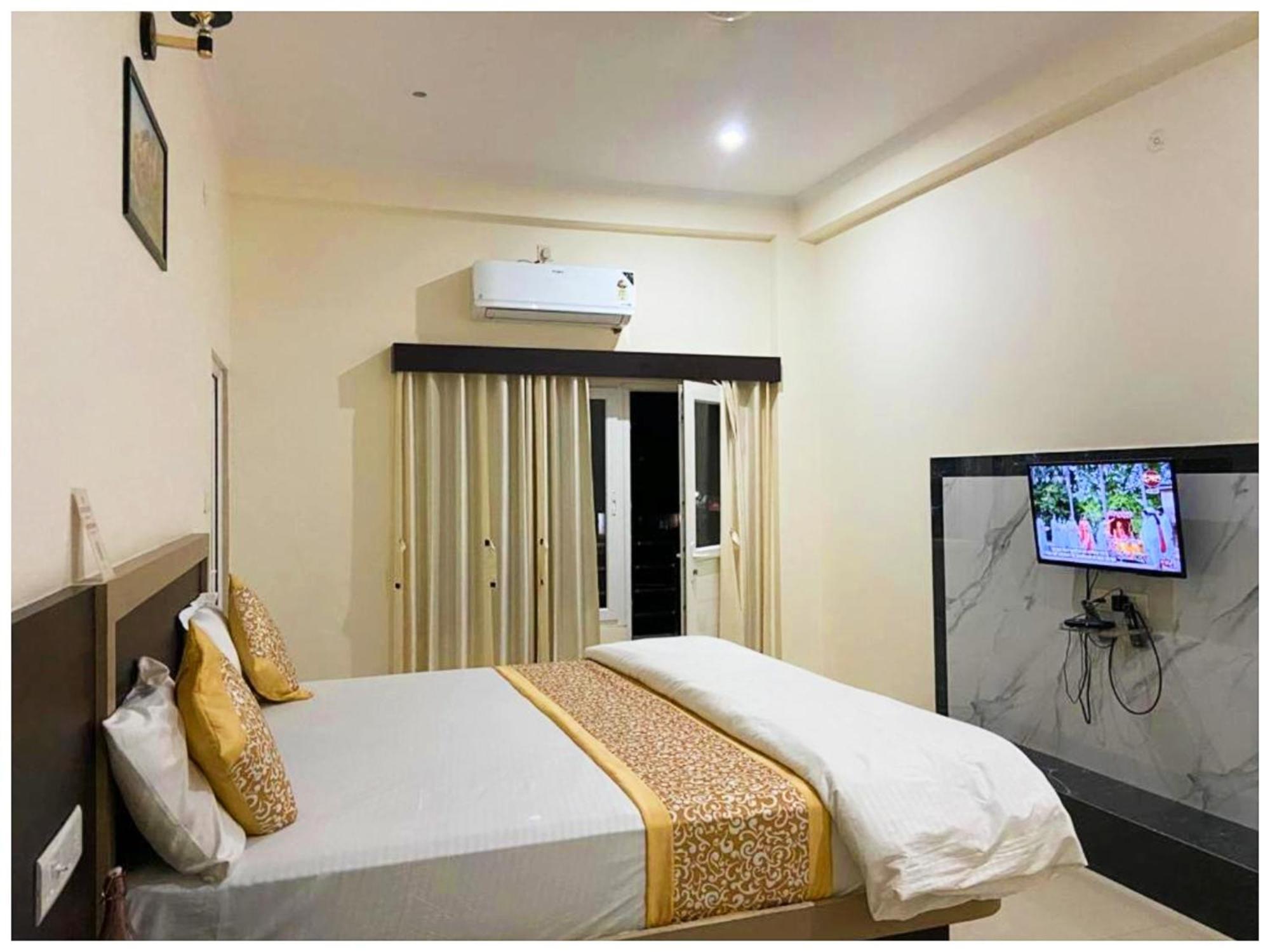 Hotel Nath # Palace Near Kashi Vishwanath Temple - Free Public Parking And Wifi Facilities - Air Conditioning 4*