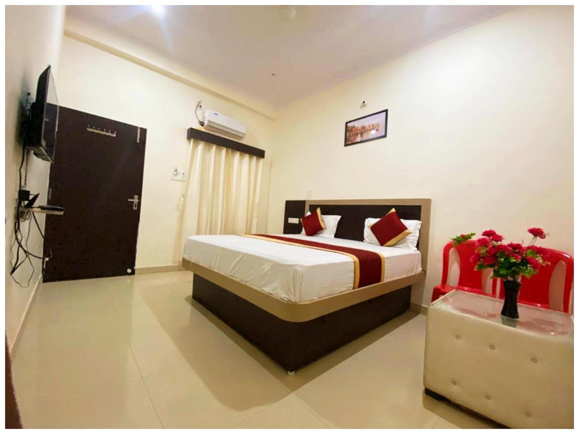 Nath # Palace Near Kashi Vishwanath Temple - Free Public Parking And Wifi Facilities - Air Conditioning Hotel Varanasi