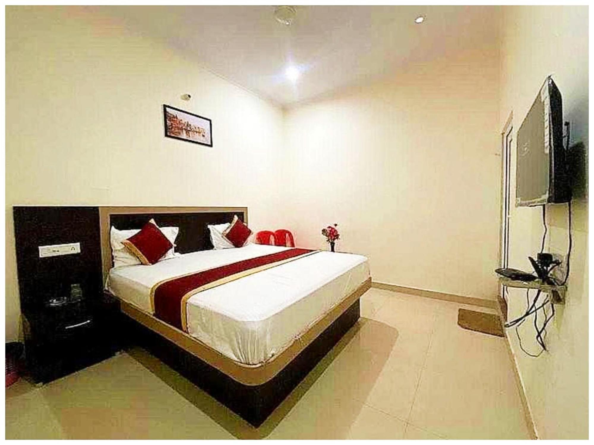 Nath # Palace Near Kashi Vishwanath Temple - Free Public Parking And Wifi Facilities - Air Conditioning Hotel