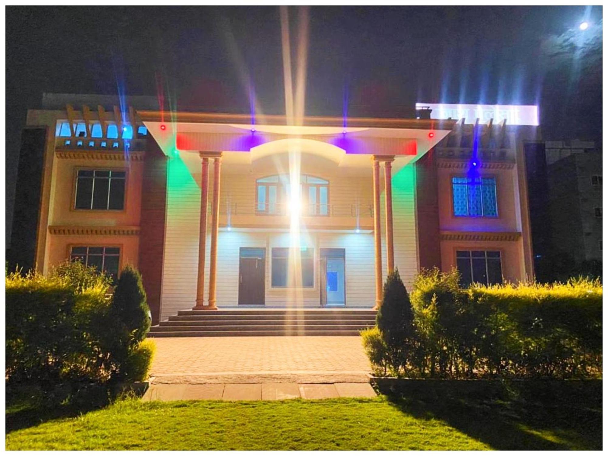 Nath # Palace Near Kashi Vishwanath Temple - Free Public Parking And Wifi Facilities - Air Conditioning 4* Varanasi