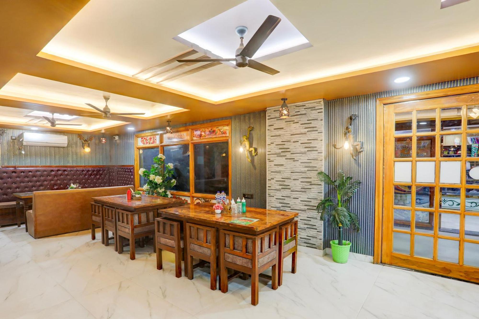 Hotel O Shivay Palace Varanasi