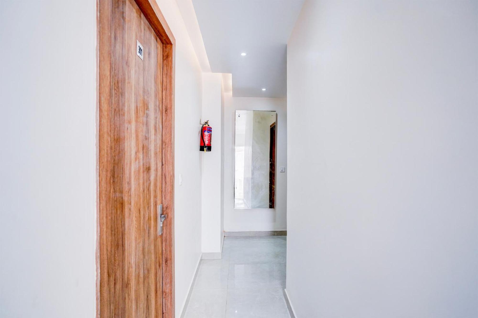 Hotel Townhouse Lahartara Railway Bridge Near Bus Stop 2*