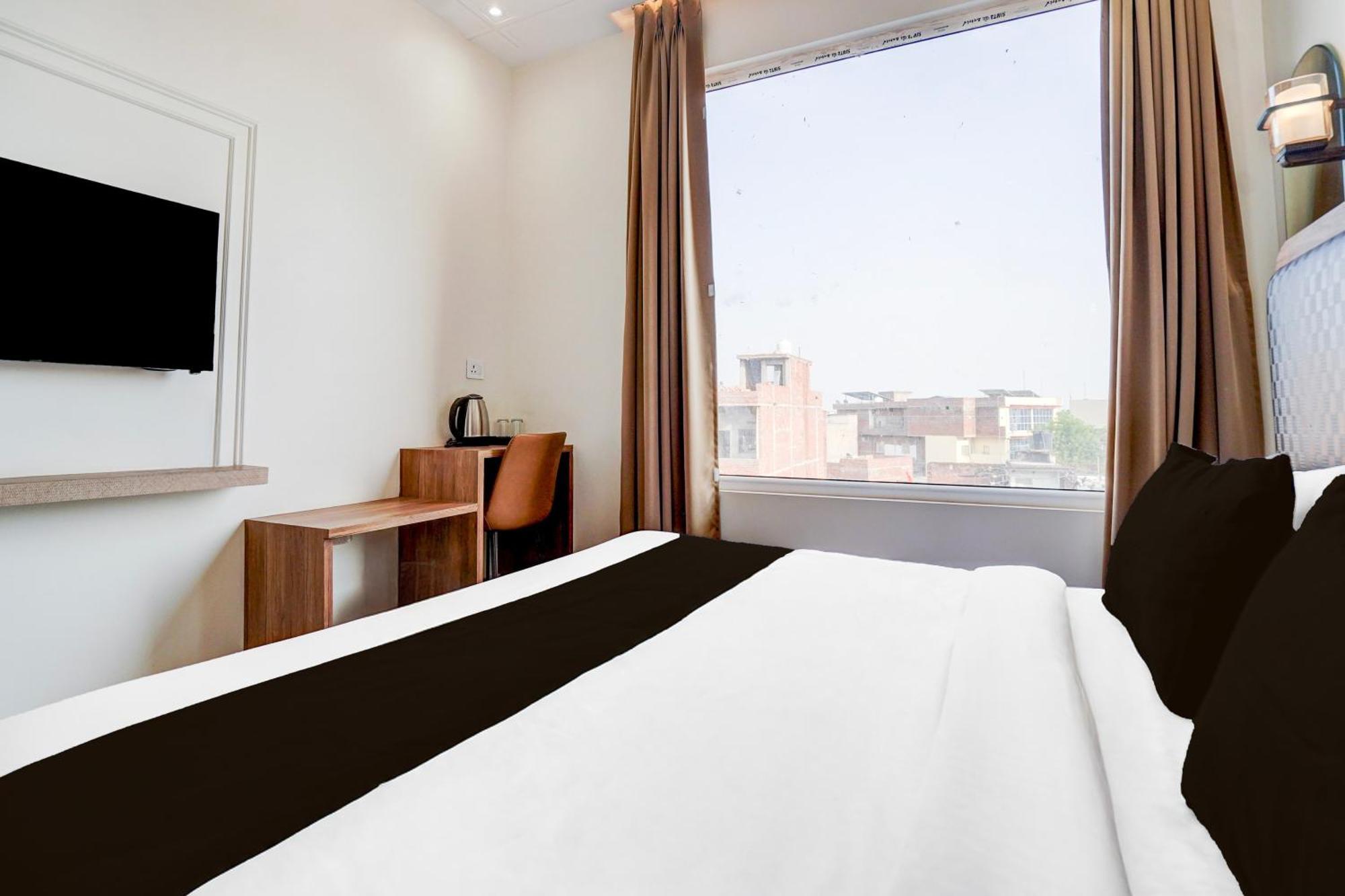 Townhouse Lahartara Railway Bridge Near Bus Stop Hotel 2*