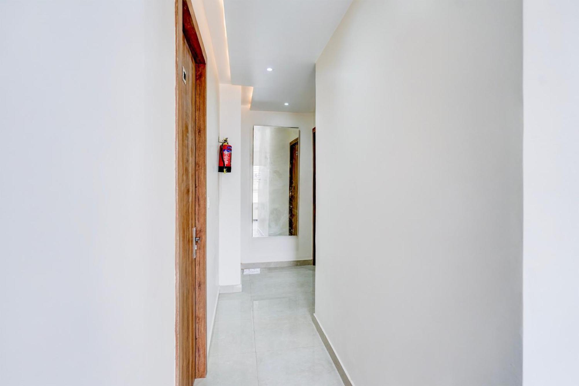 Hotel Townhouse Lahartara Railway Bridge Near Bus Stop 2*