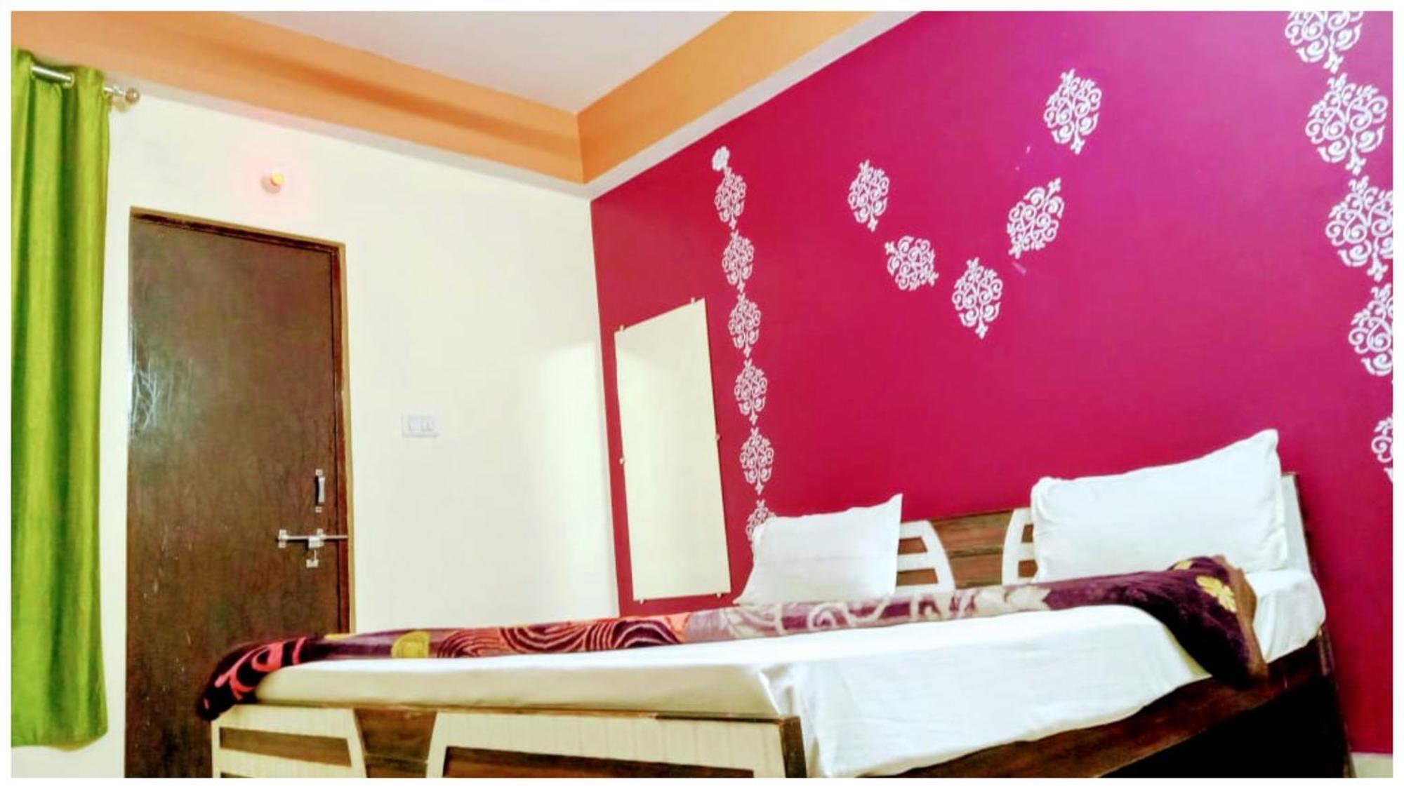 Hotel Shivay # Near Kashi Vishwanath Temple - Budget In