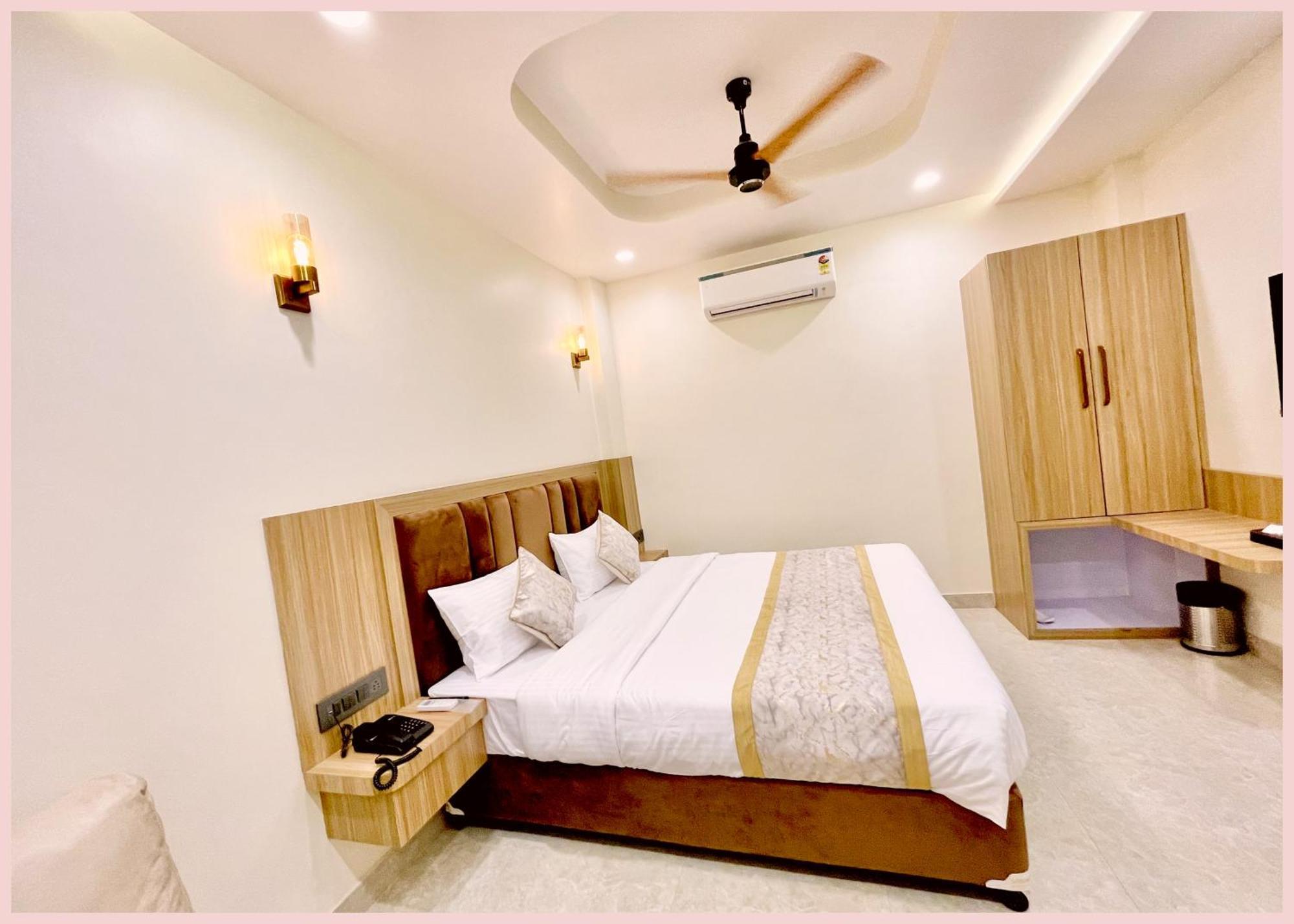 Varanasi Luxury Premium Guest House New Pgh ! Near Kashi Vishwanath Temple And Ganga Ghat With #Wi-Fi #Room Service - Fully Air Conditioned Rooms & Prime Location - Best Hotel In Varanasi Hotel