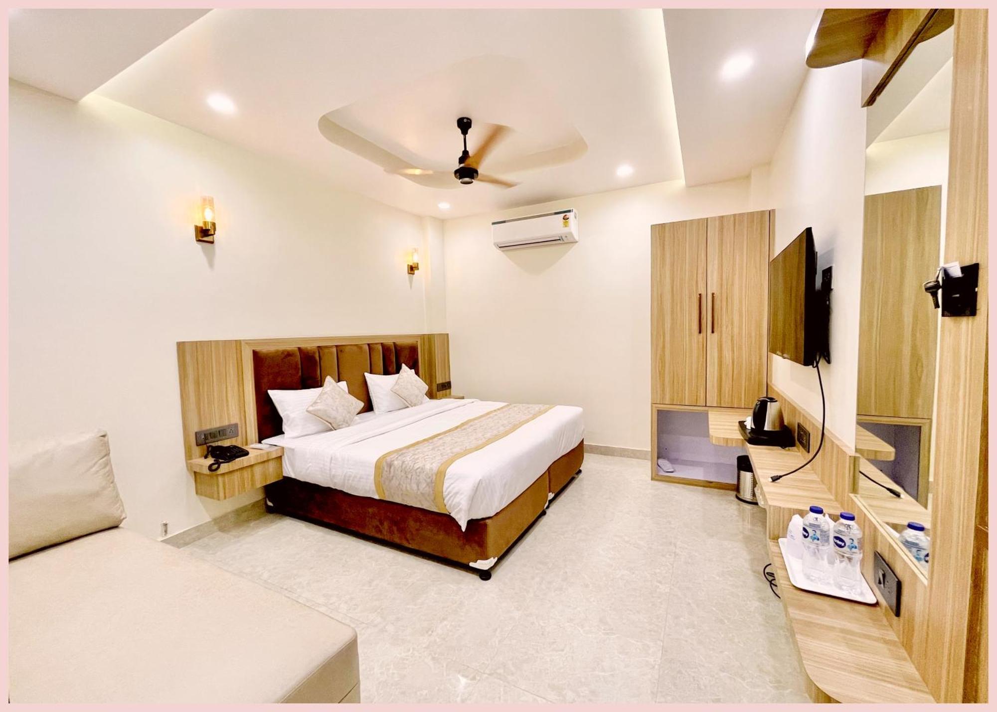 Hotel Varanasi Luxury Premium Guest House New Pgh ! Near Kashi Vishwanath Temple And Ganga Ghat With #Wi-Fi #Room Service - Fully Air Conditioned Rooms & Prime Location - Best Hotel In Varanasi