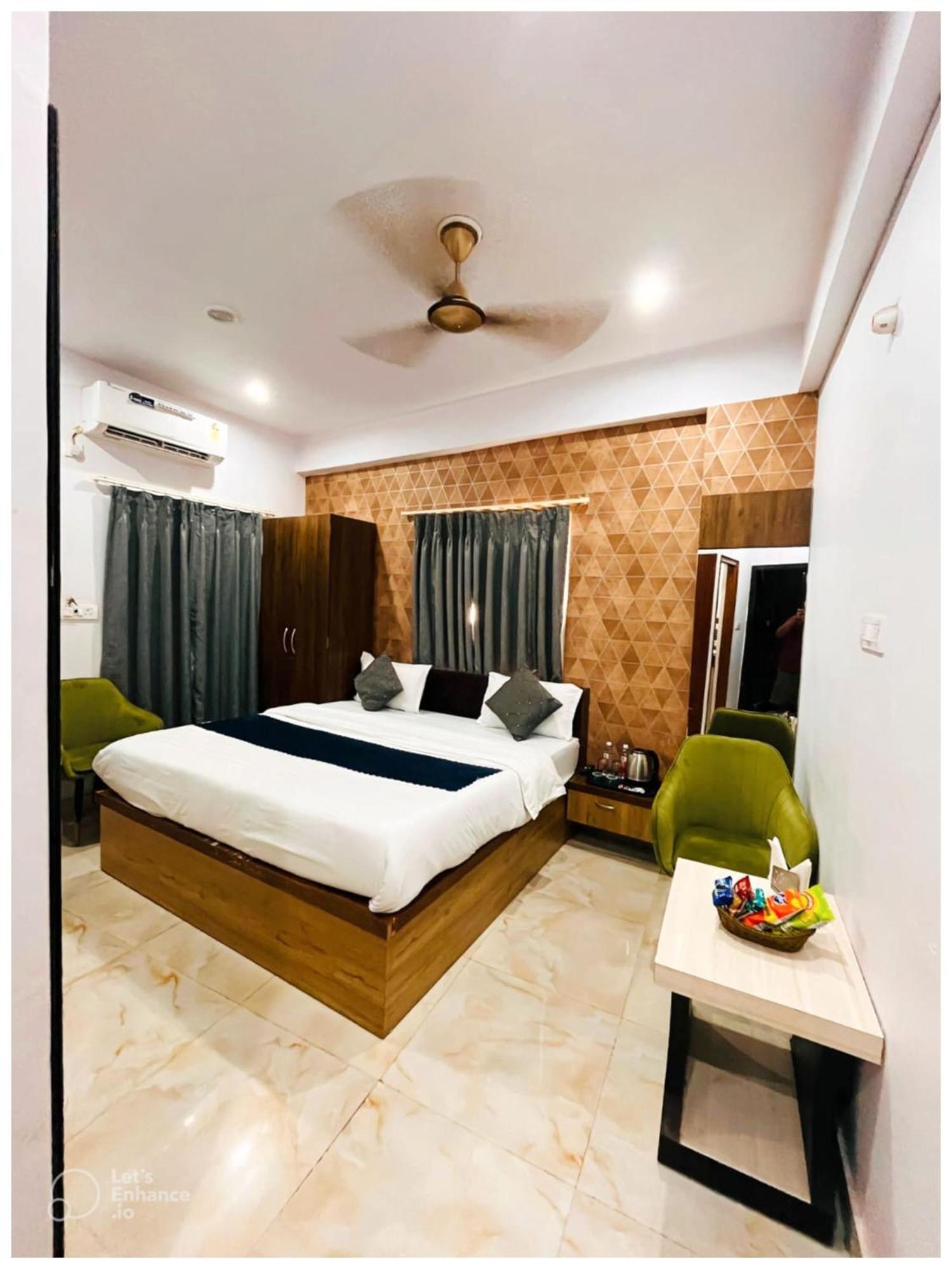 Vinayak # Grand Near Kashi Vishwanath Temple - Fully Air Conditioning - A Rated Four Star Hotel