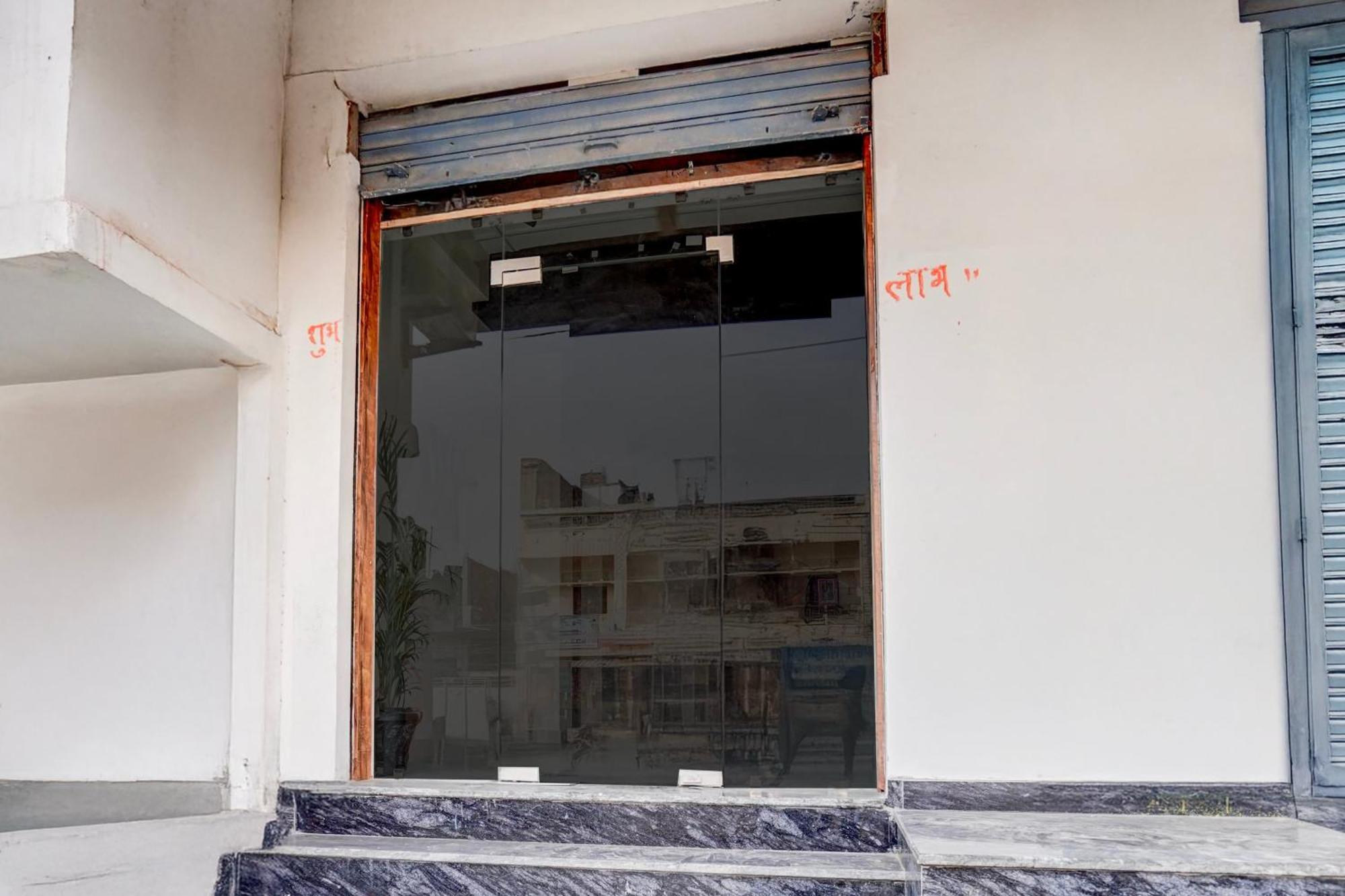Hotel Super Townhouse Lahartara Railway Bridge Near Bus Stop