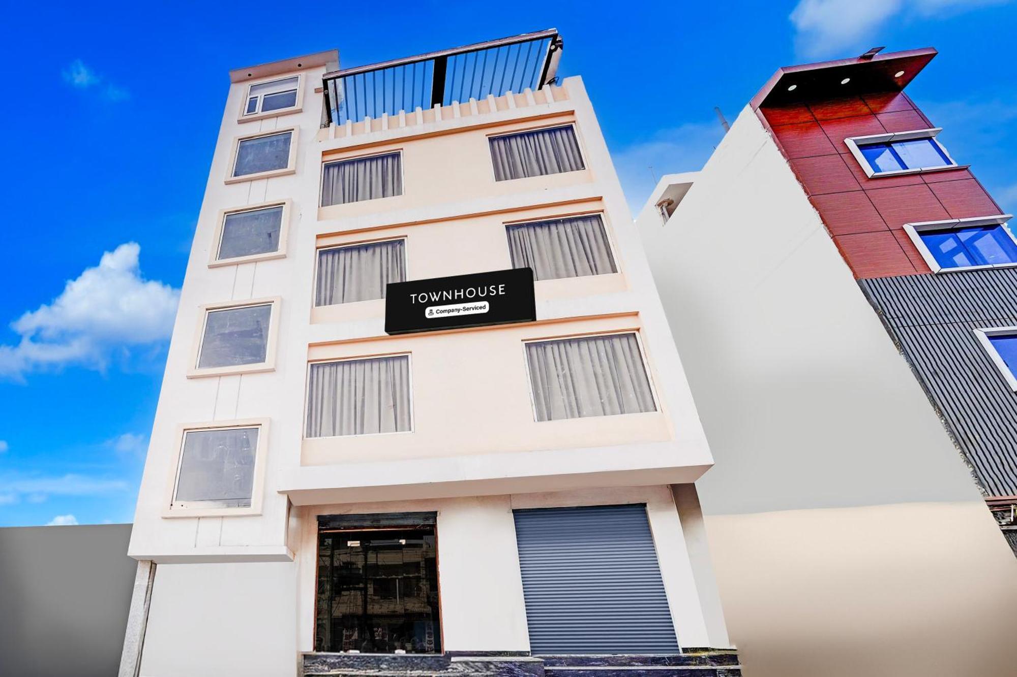 Super Townhouse Lahartara Railway Bridge Near Bus Stop