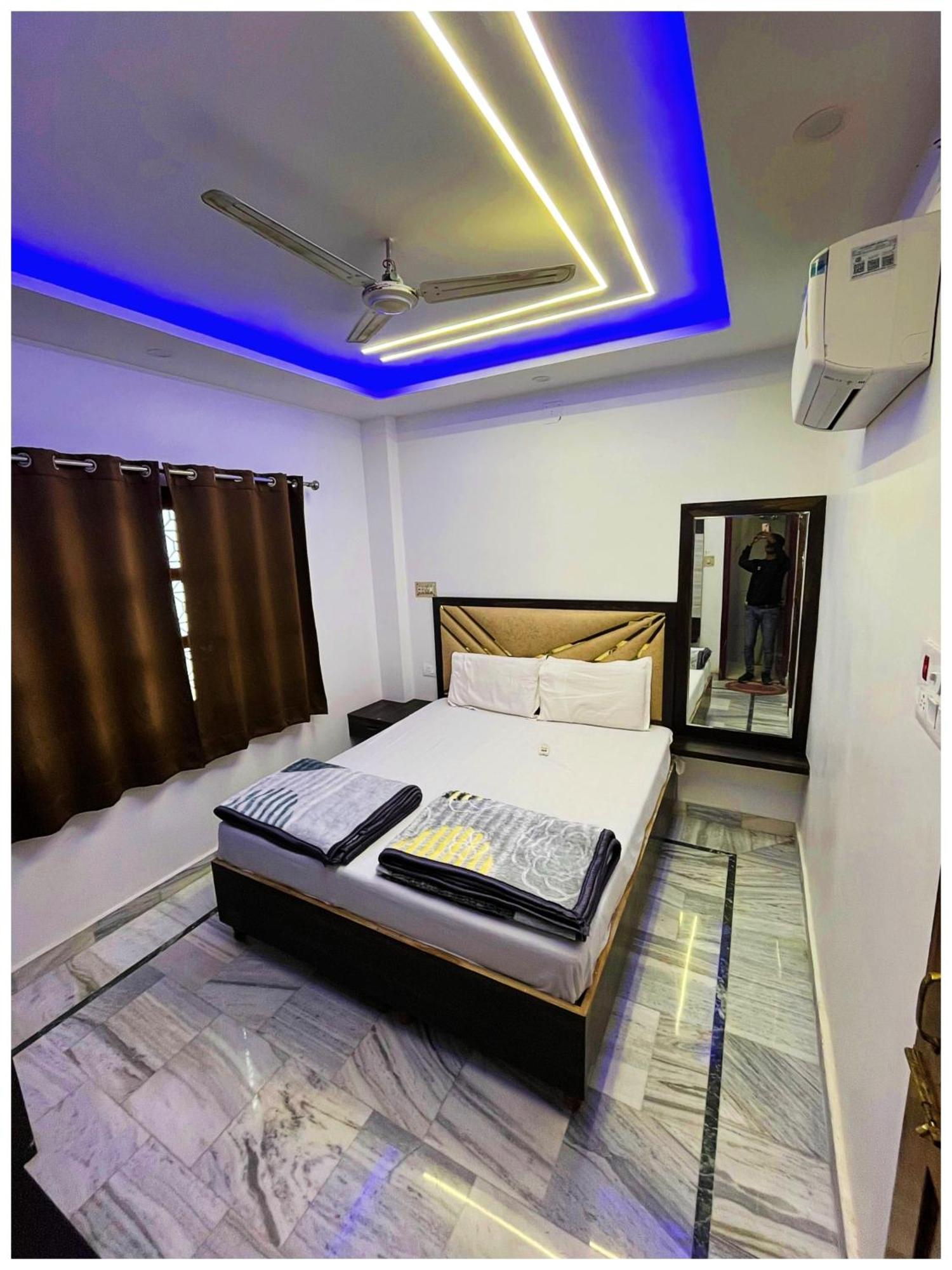 Hotel #Nandini # Varanasi ! Near Kashi Vishwanath Temple And Ganga Arti Ghat - Fully Air Conditioned Rooms With Free Wi-Fi - Room Service - Free Parking Available - Best Seller Hotel In Varanasi Varanasi