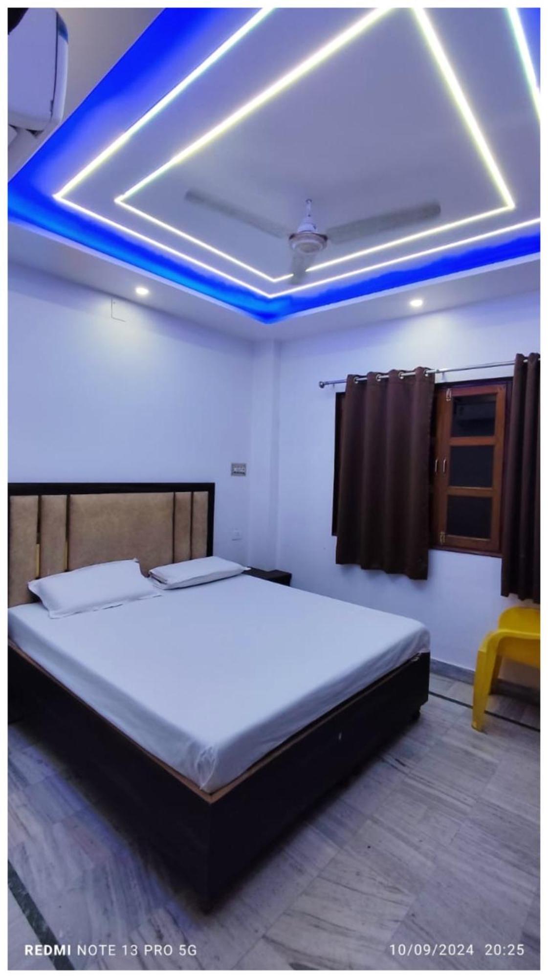 Hotel #Nandini # Varanasi ! Near Kashi Vishwanath Temple And Ganga Arti Ghat - Fully Air Conditioned Rooms With Free Wi-Fi - Room Service - Free Parking Available - Best Seller Hotel In Varanasi Varanasi