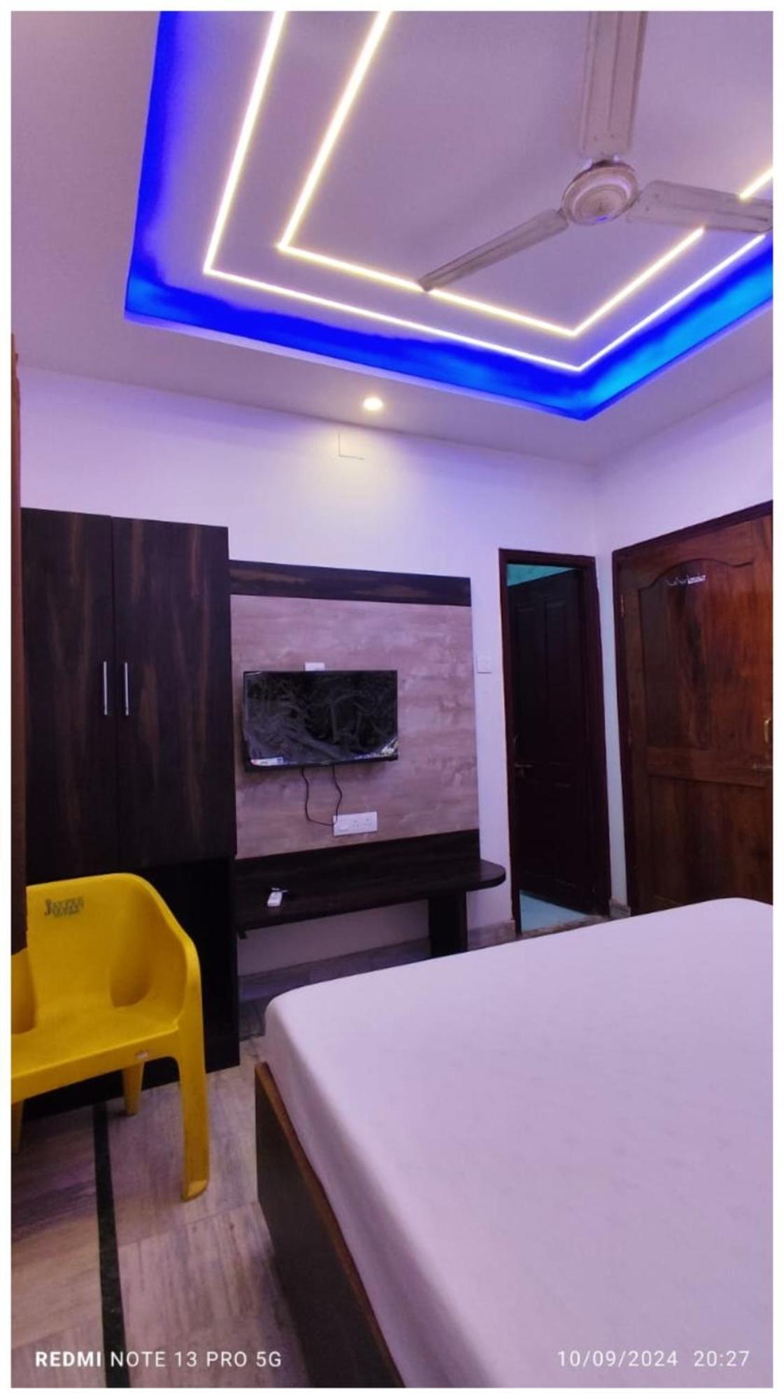 Hotel #Nandini # Varanasi ! Near Kashi Vishwanath Temple And Ganga Arti Ghat - Fully Air Conditioned Rooms With Free Wi-Fi - Room Service - Free Parking Available - Best Seller Hotel In Varanasi