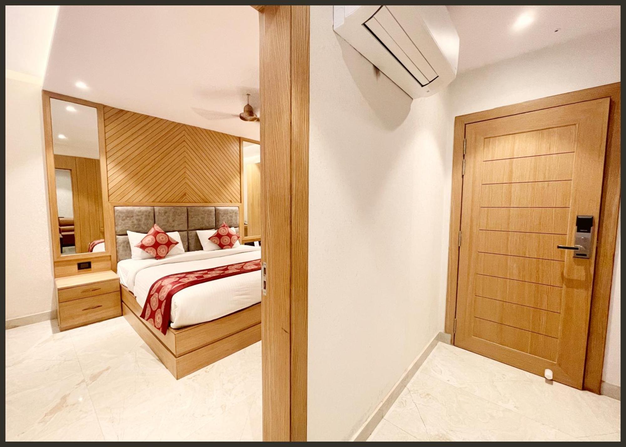 Hotel Luxuary Sark Residency Near Kashi Vishwanath Temple - Air Conditioned At Prime Location -best Varanasi