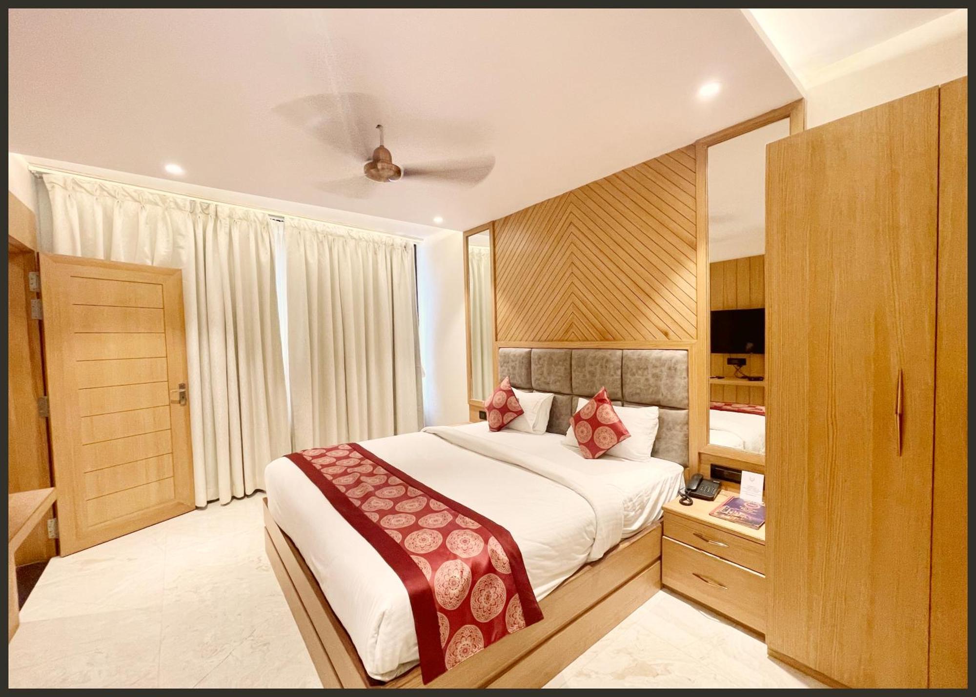 Luxuary Sark Residency Near Kashi Vishwanath Temple - Air Conditioned At Prime Location -best