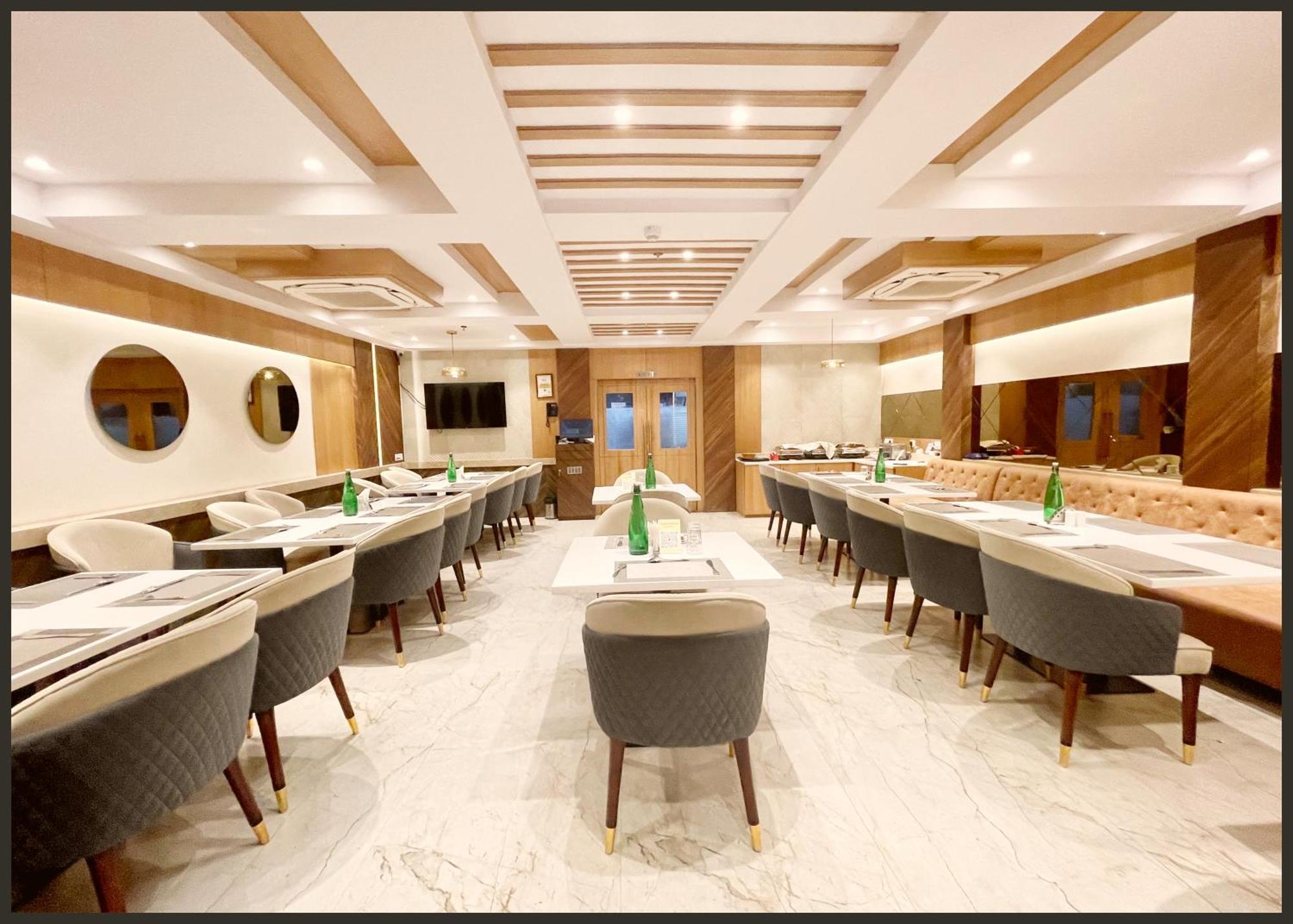 Hotel Luxuary Sark Residency Near Kashi Vishwanath Temple - Air Conditioned At Prime Location -best 4*