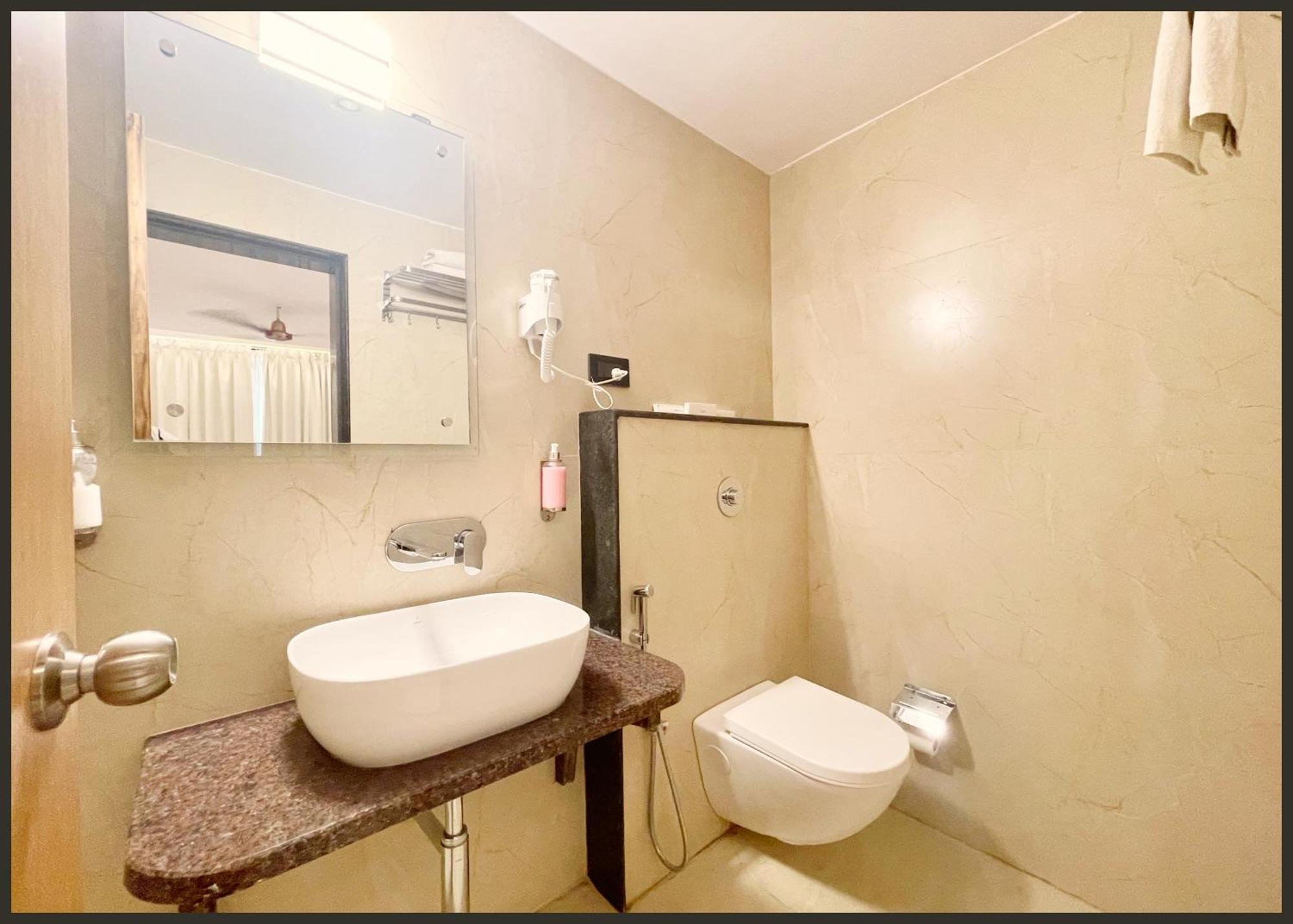 Luxuary Sark Residency Near Kashi Vishwanath Temple - Air Conditioned At Prime Location -best Varanasi