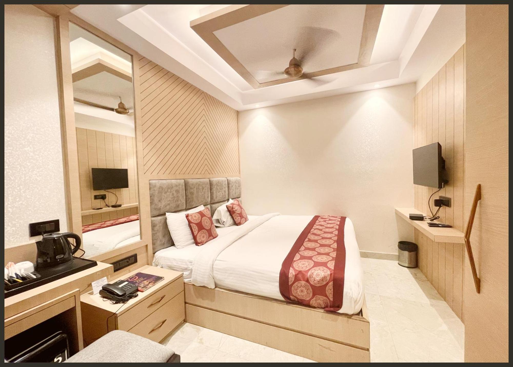 Luxuary Sark Residency Near Kashi Vishwanath Temple - Air Conditioned At Prime Location -best 4* Varanasi