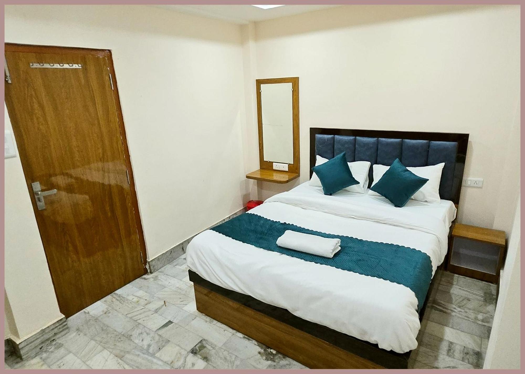 Vns - Premium Rudra - Warm Hospitality & Comfortable In - Near Kashi Vishwanath Temple - In Varanasi