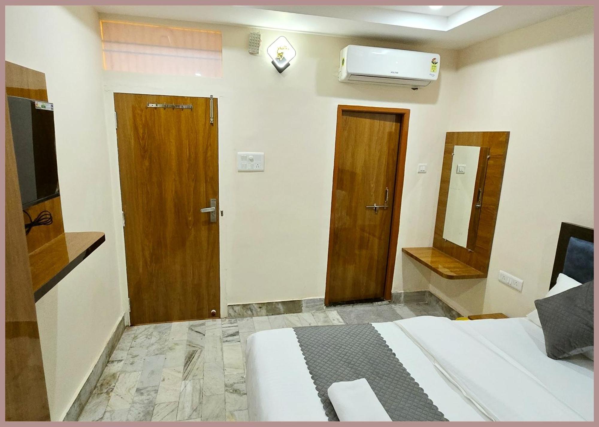 Vns - Premium Rudra - Warm Hospitality & Comfortable In - Near Kashi Vishwanath Temple - In Hotel 4*