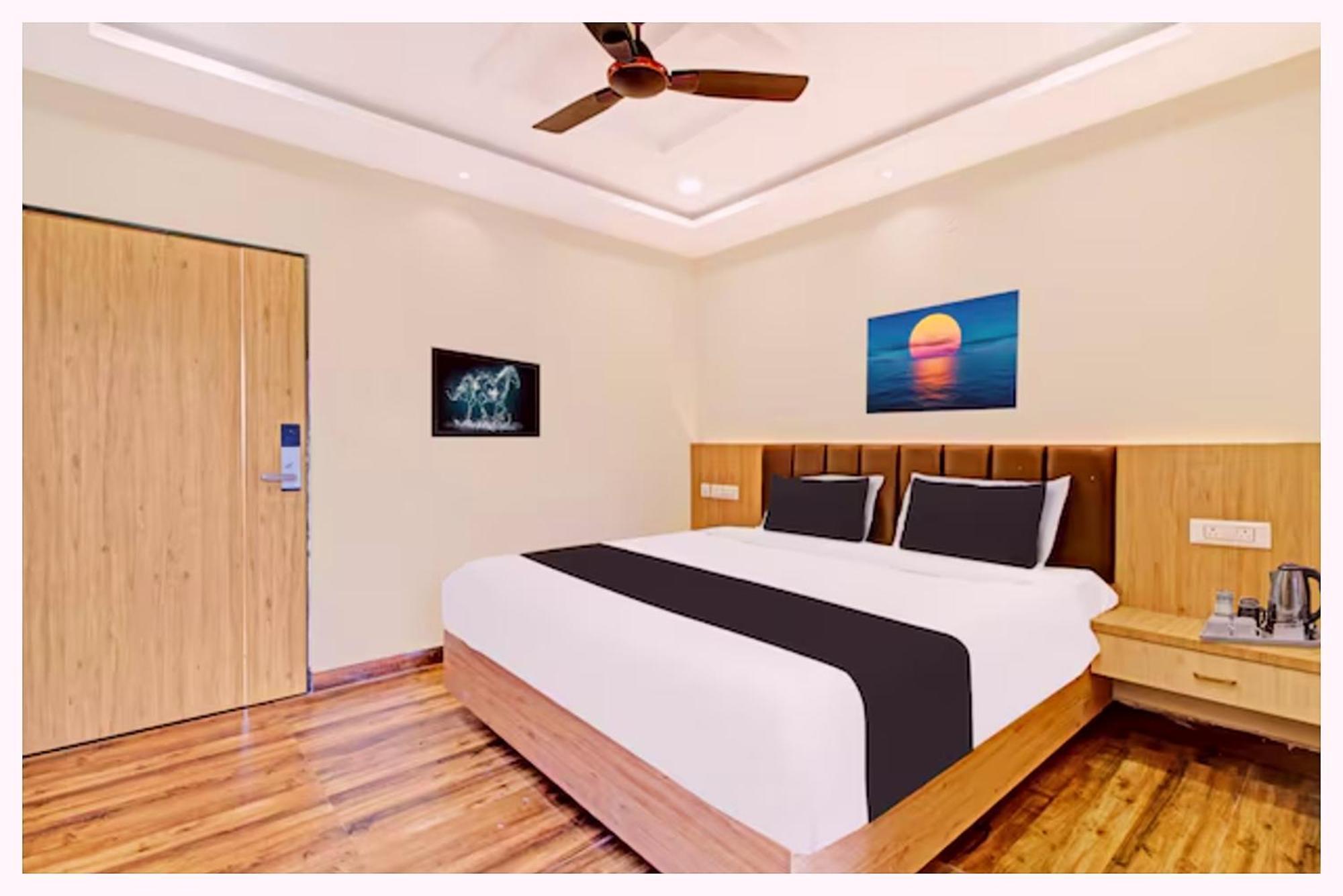 The Star Residency - Near Shree Aadi Vaibhav Temple #fully Air Conditioning #free Wi-fi #parking #room Service #best In 4*