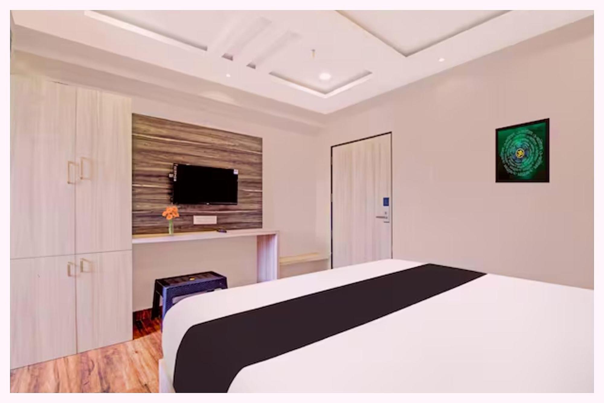 The Star Residency - Near Shree Aadi Vaibhav Temple #fully Air Conditioning #free Wi-fi #parking #room Service #best In Hotel 4*